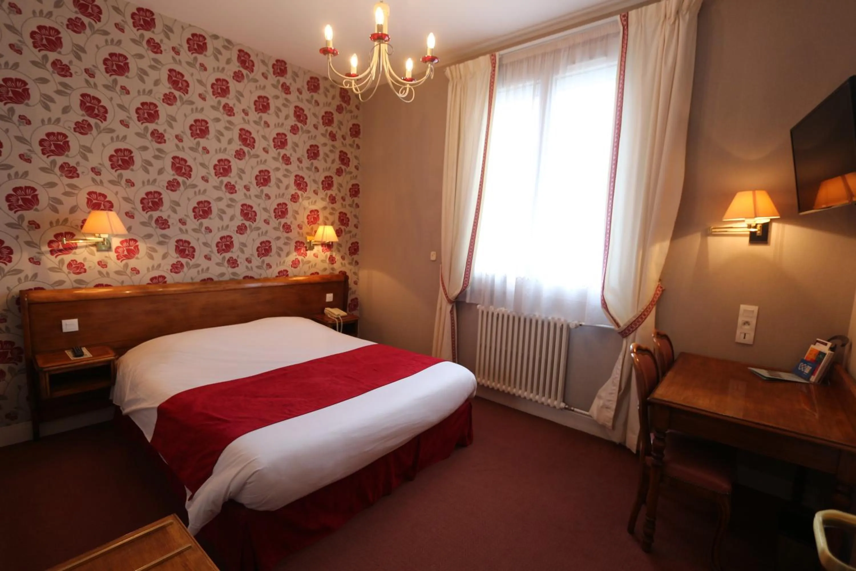 Photo of the whole room, Bed in The Originals Boutique, Hôtel Normandie, Auxerre