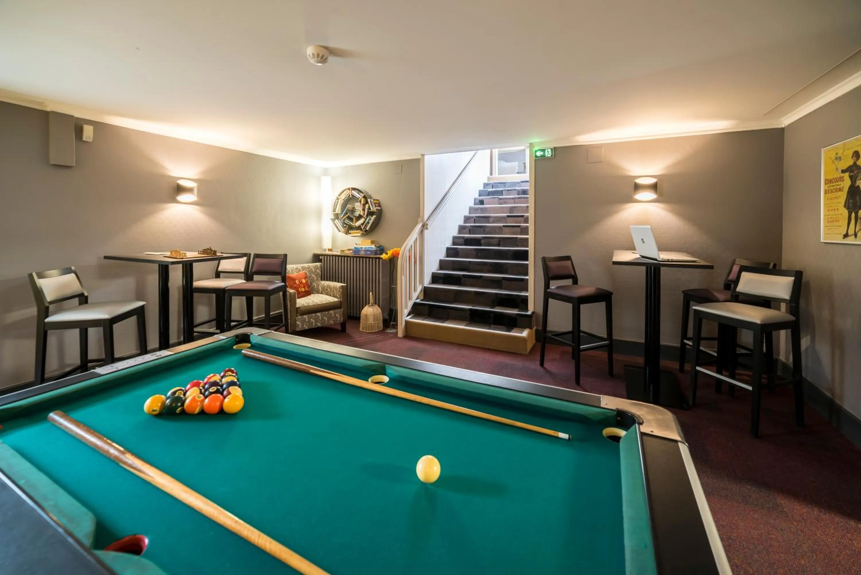 Billiard in The Originals Boutique, Hôtel Normandie, Auxerre