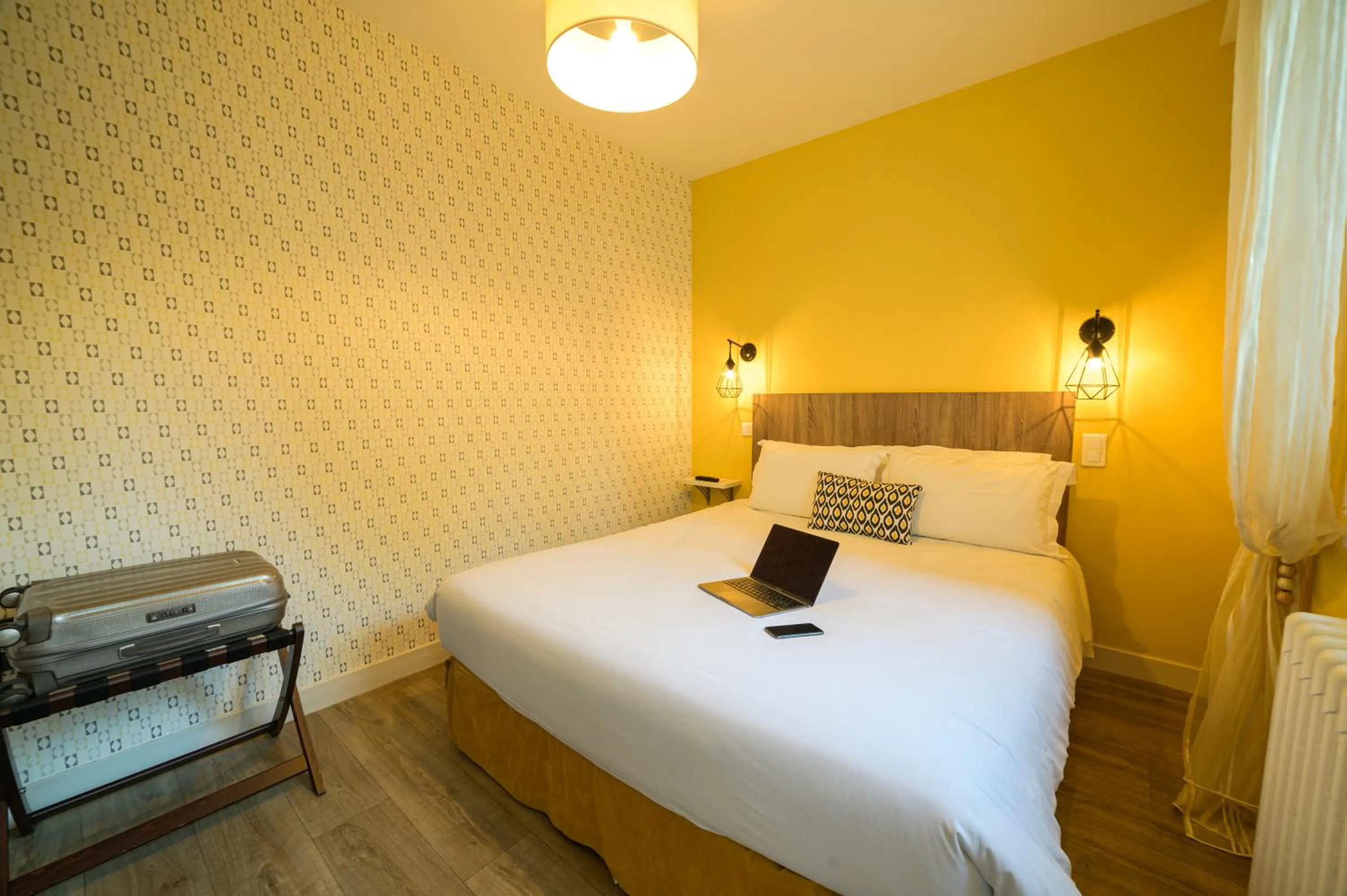 Shower, Bed in The Originals Boutique, Hôtel Normandie, Auxerre