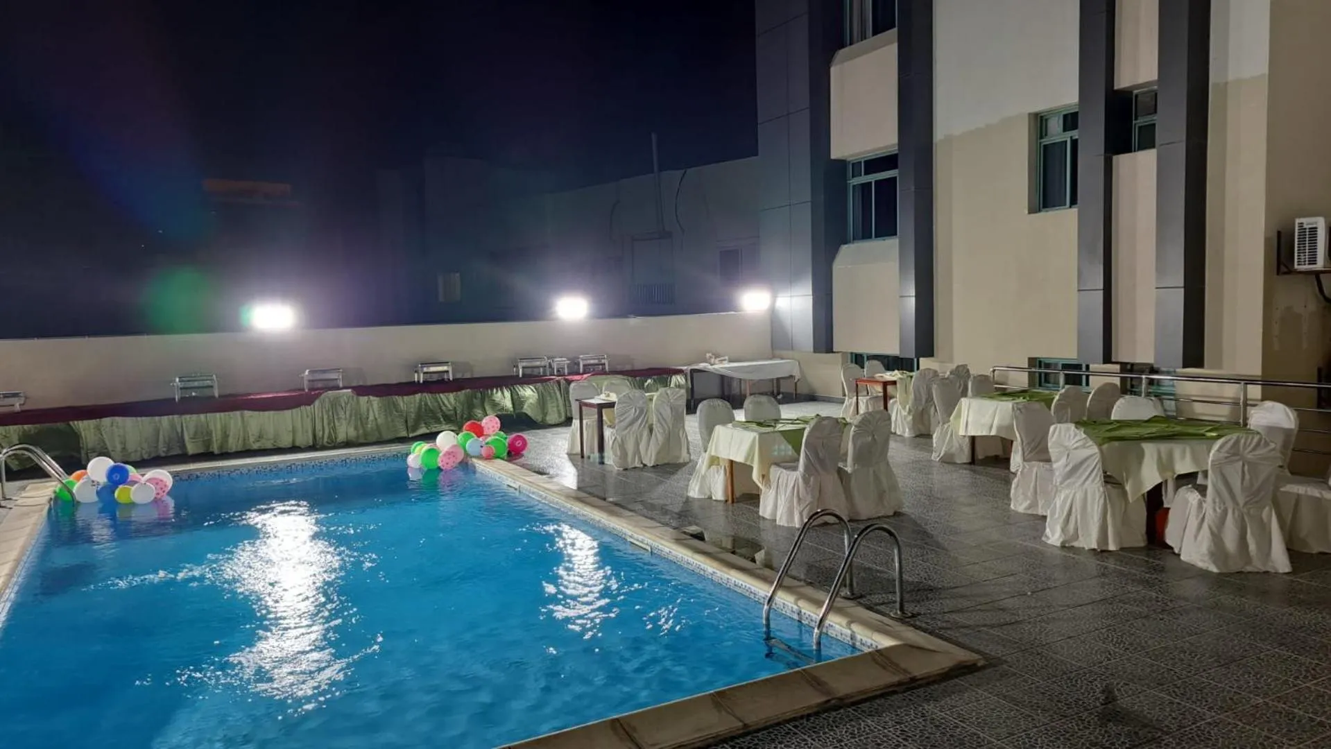 Swimming pool in Al Muntazah Plaza Hotel