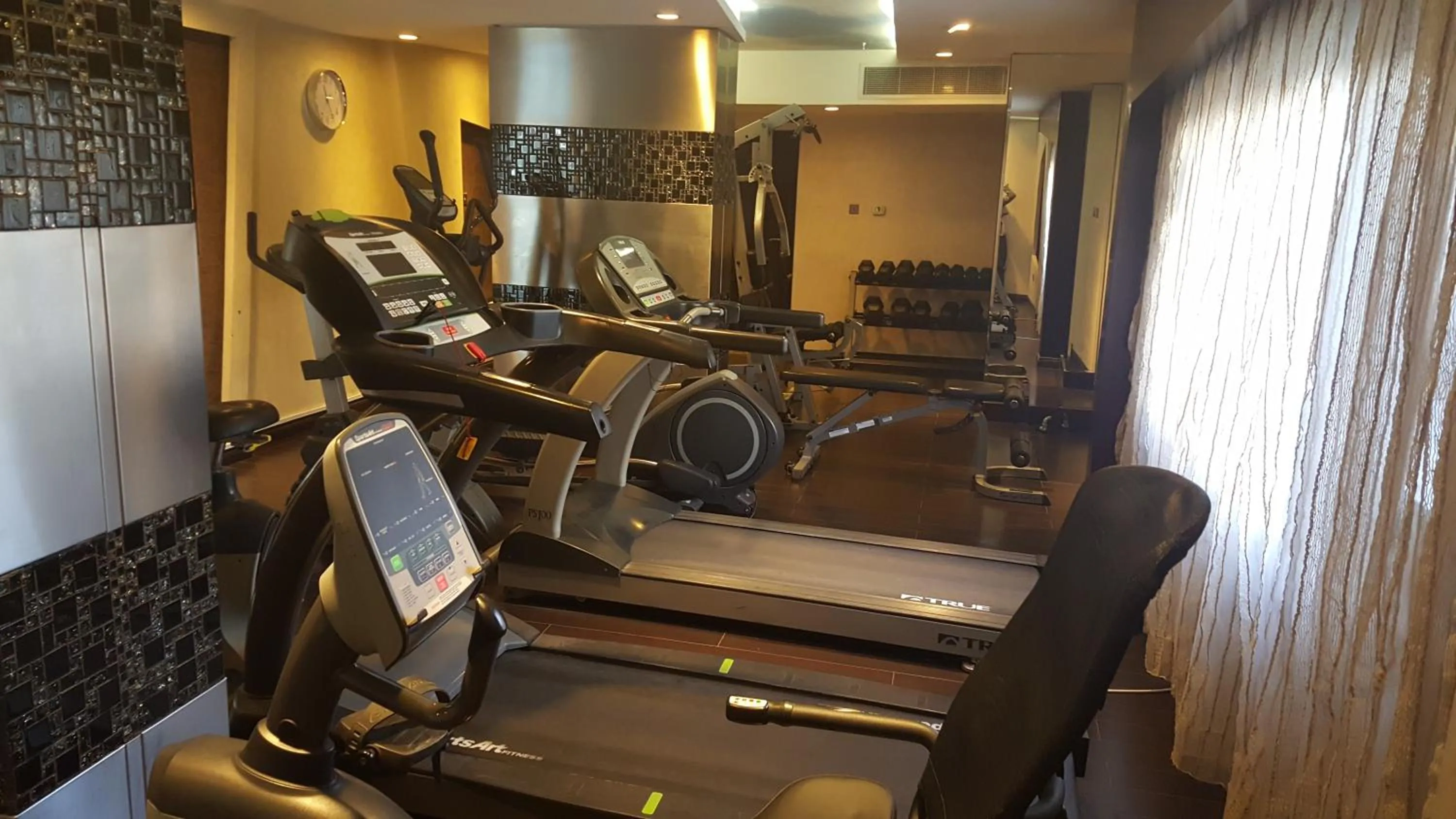 Fitness centre/facilities in Al Muntazah Plaza Hotel