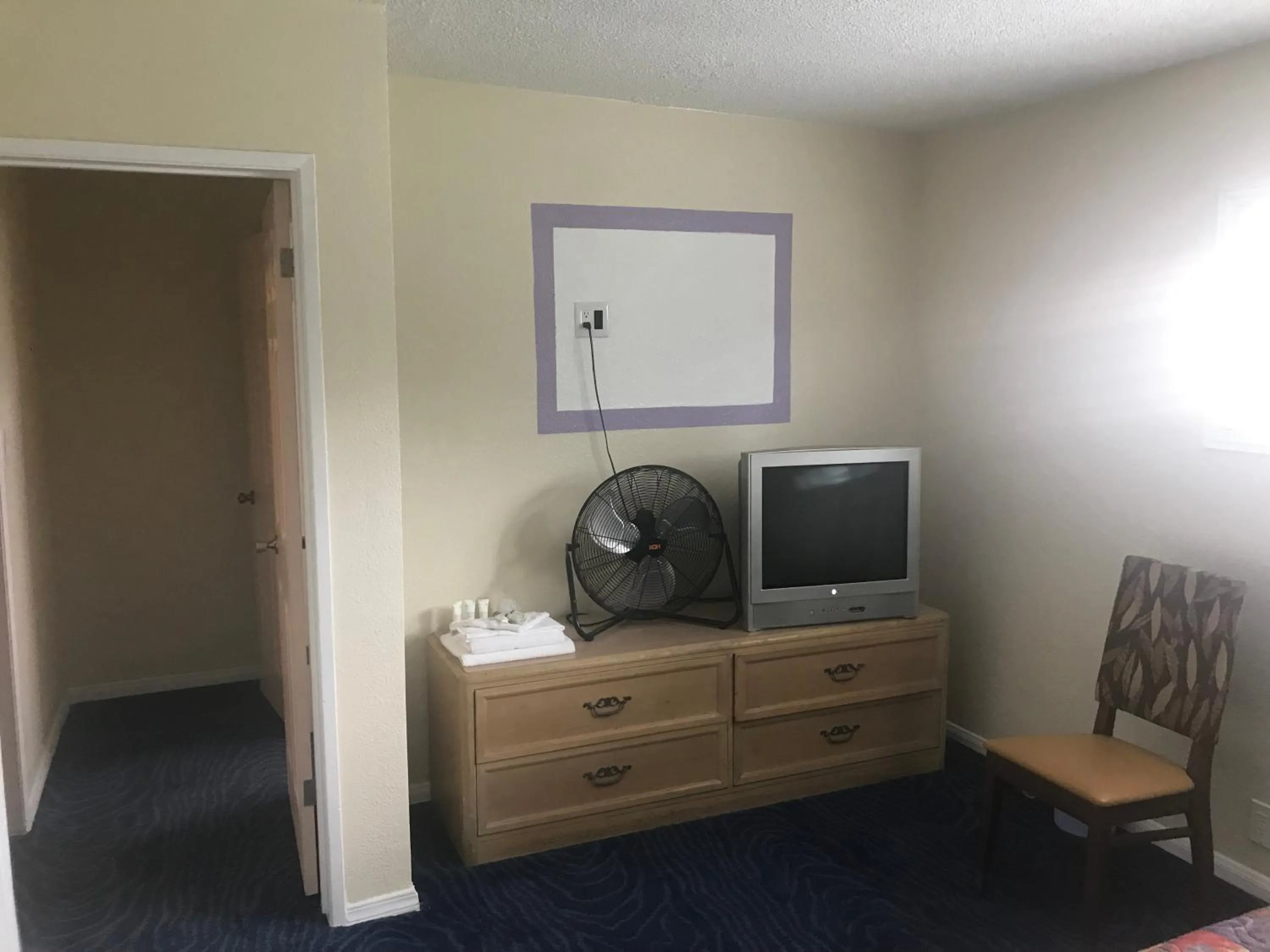 Communal lounge/ TV room in All 8 Motel