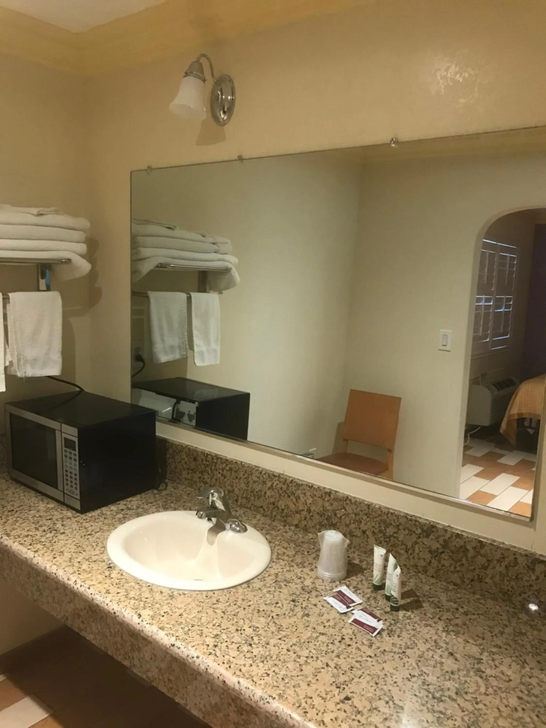Bathroom in All 8 Motel