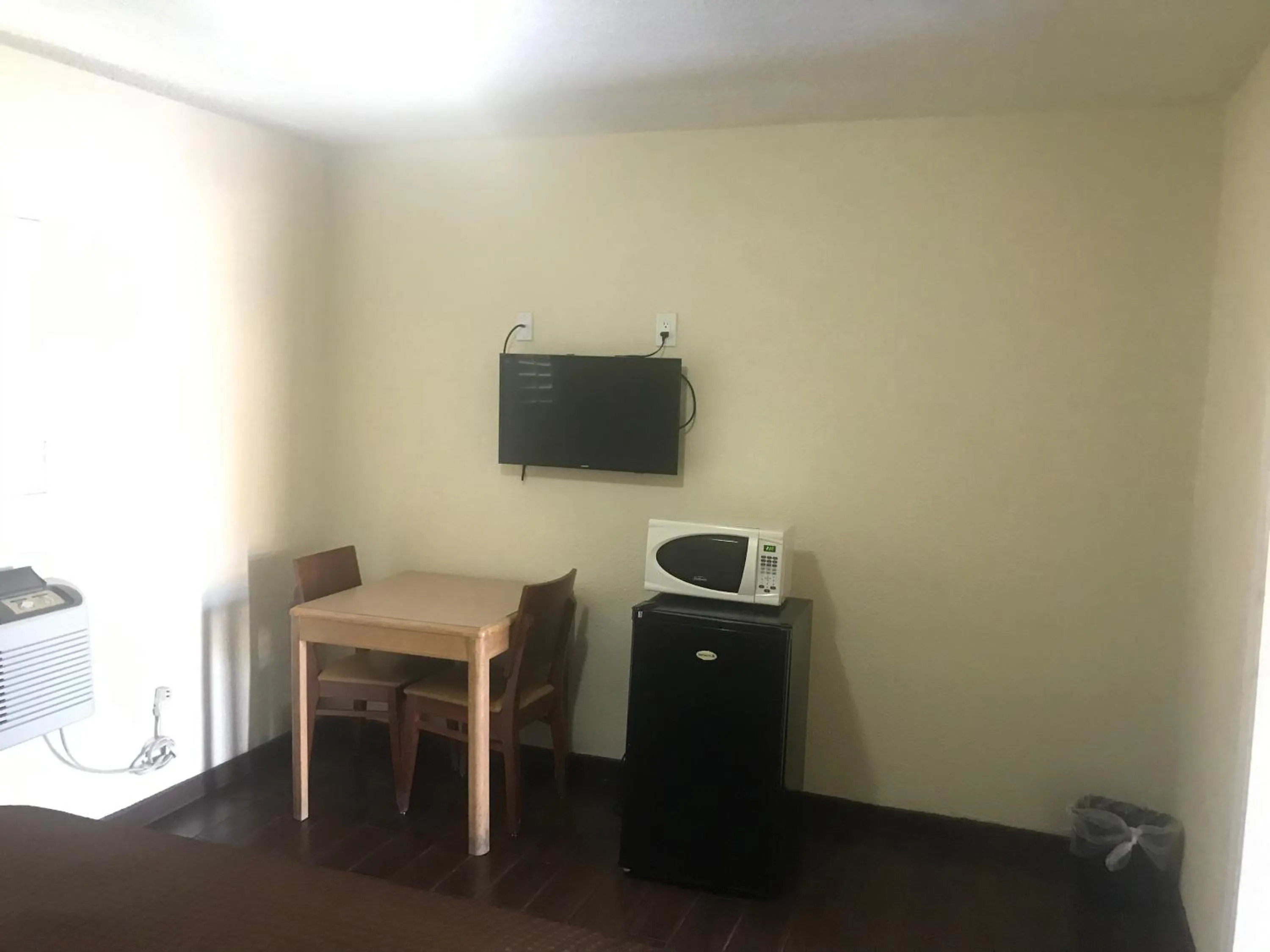 TV and multimedia in All 8 Motel