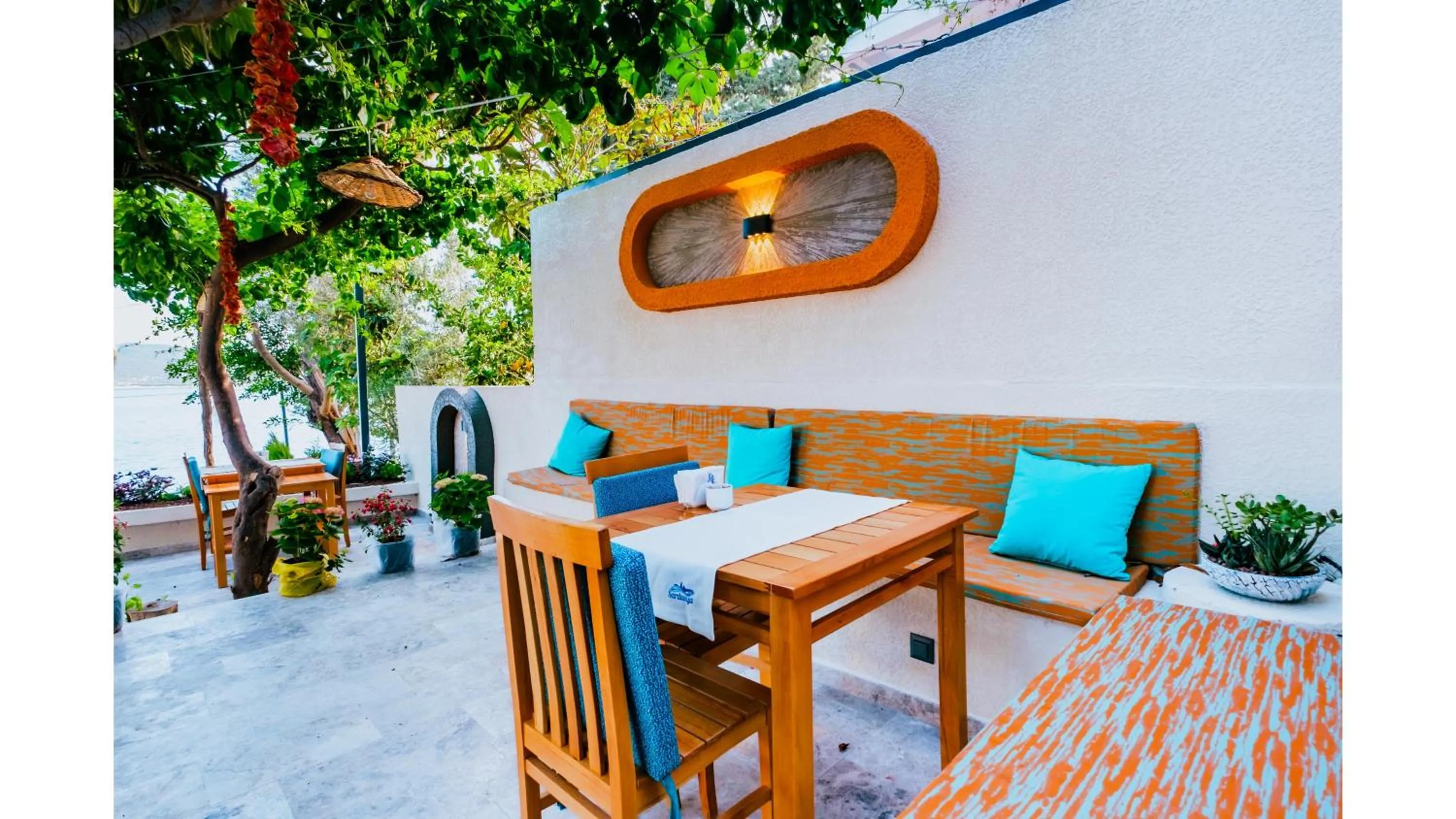 Restaurant/places to eat in Sardunya Otel ARKA BİNA