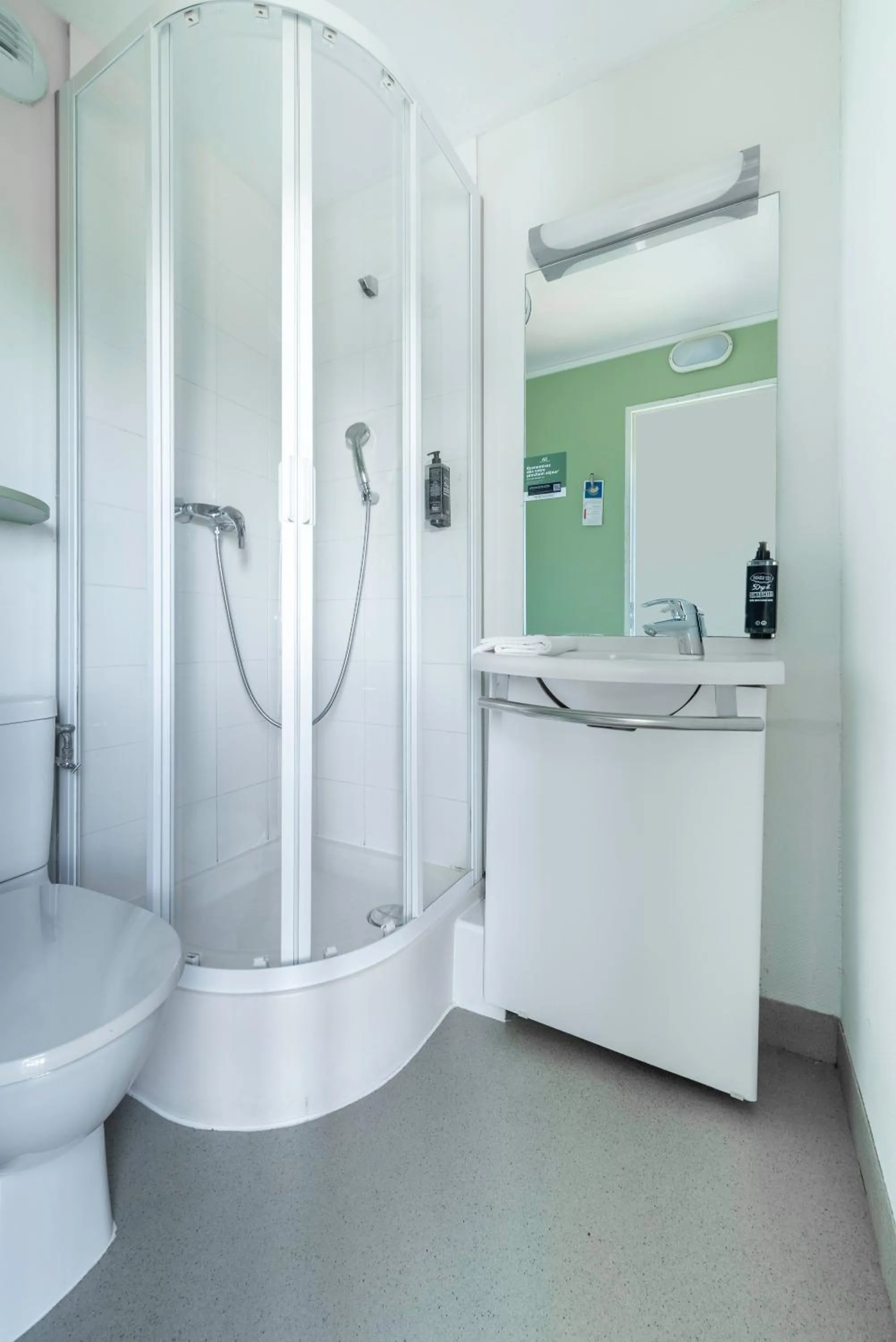 Shower in ibis budget Caen Hérouville