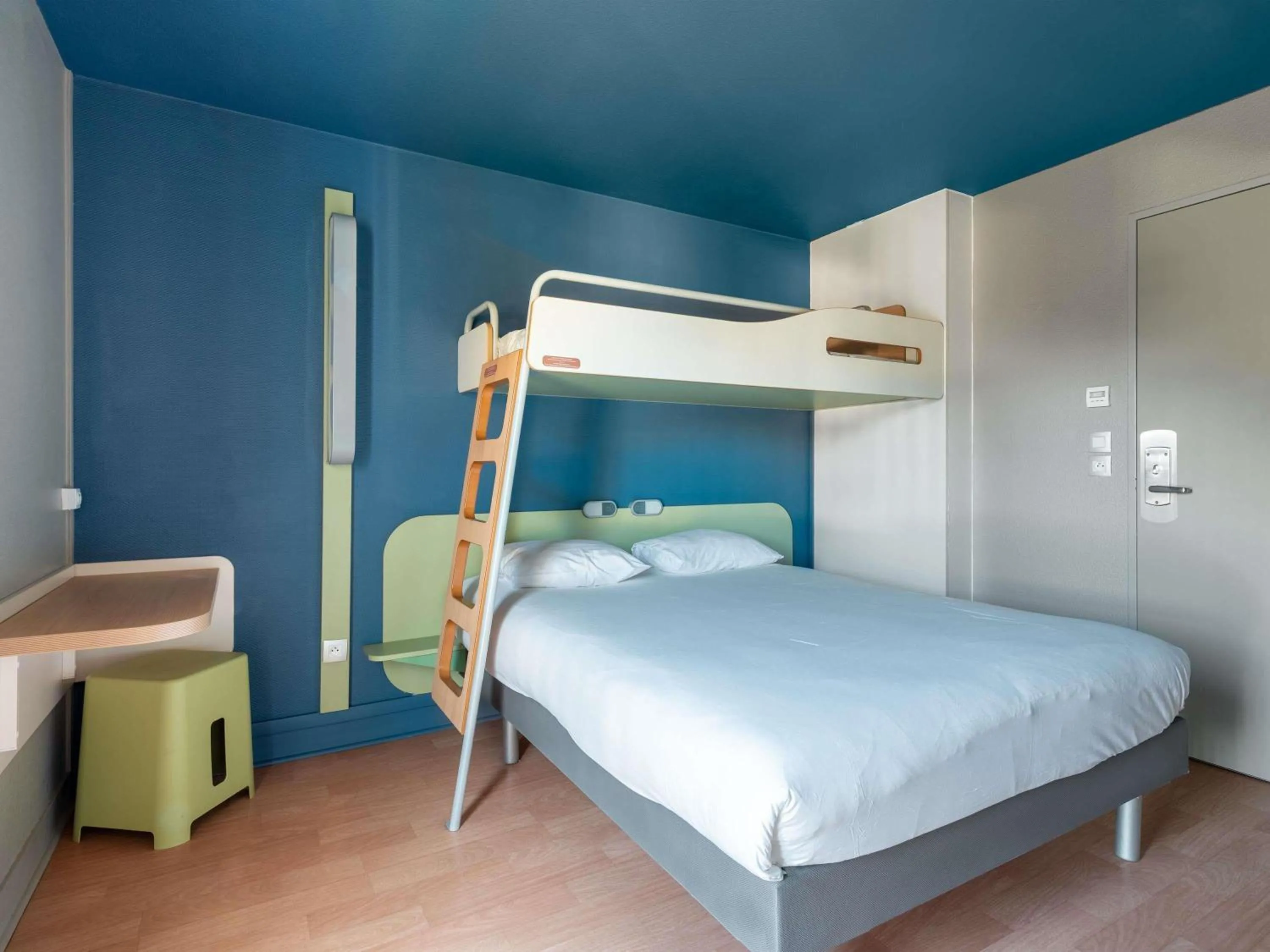 Bedroom, Bed in ibis budget Caen Hérouville