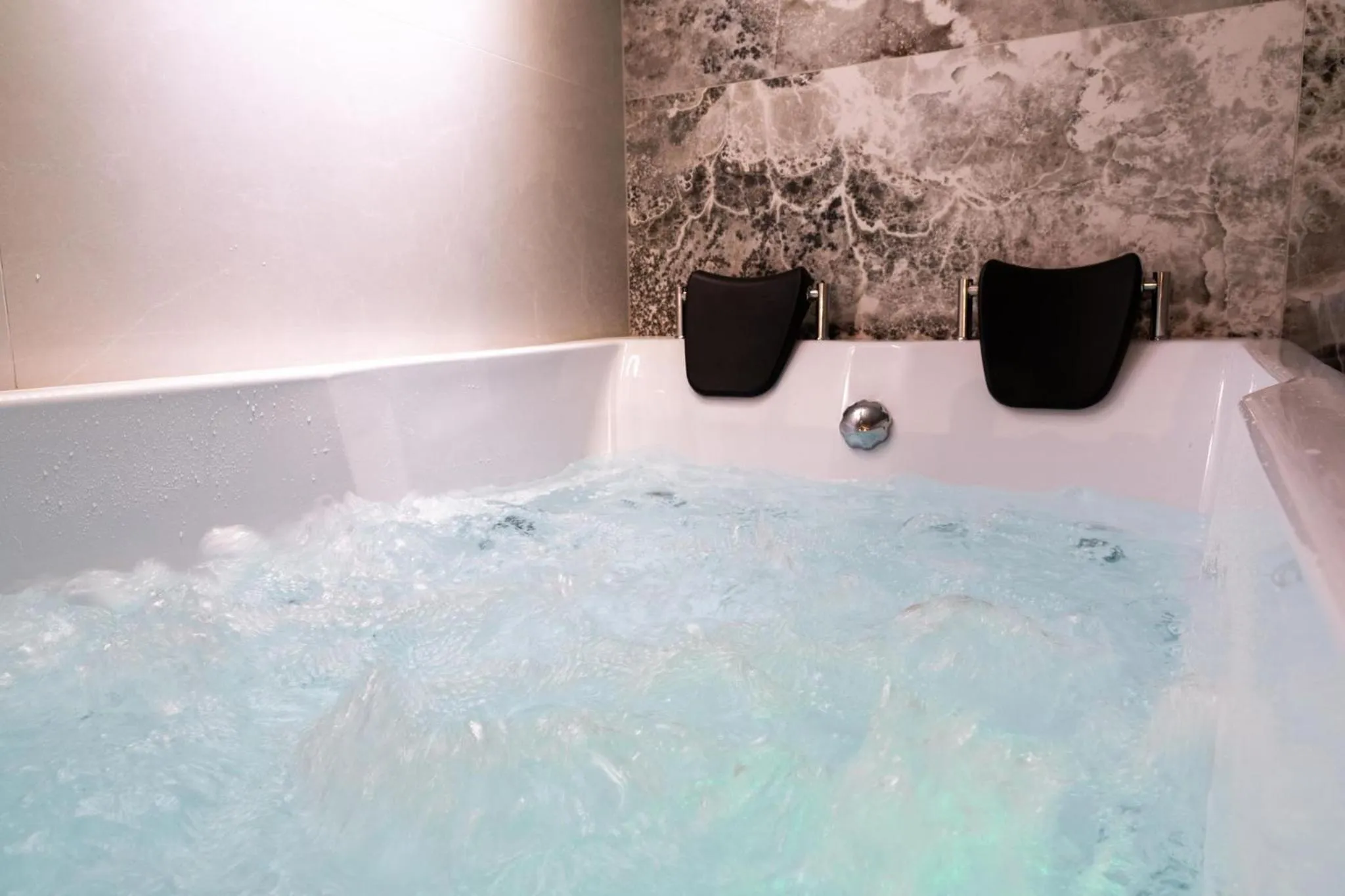 Hot Tub in Boutique Hotel OchSen Self-Check-In