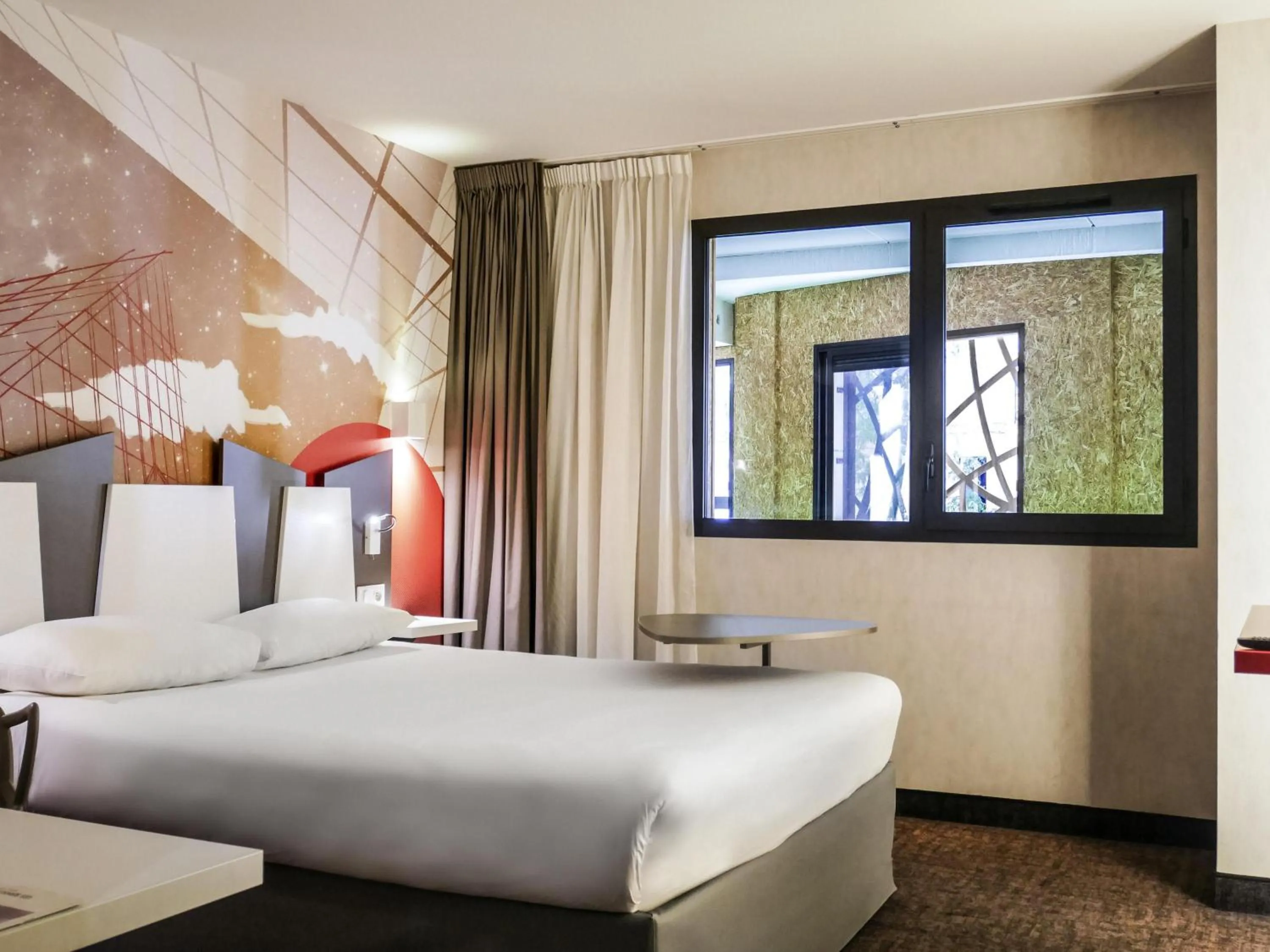 Bedroom, Bed in ibis Styles Poitiers Centre