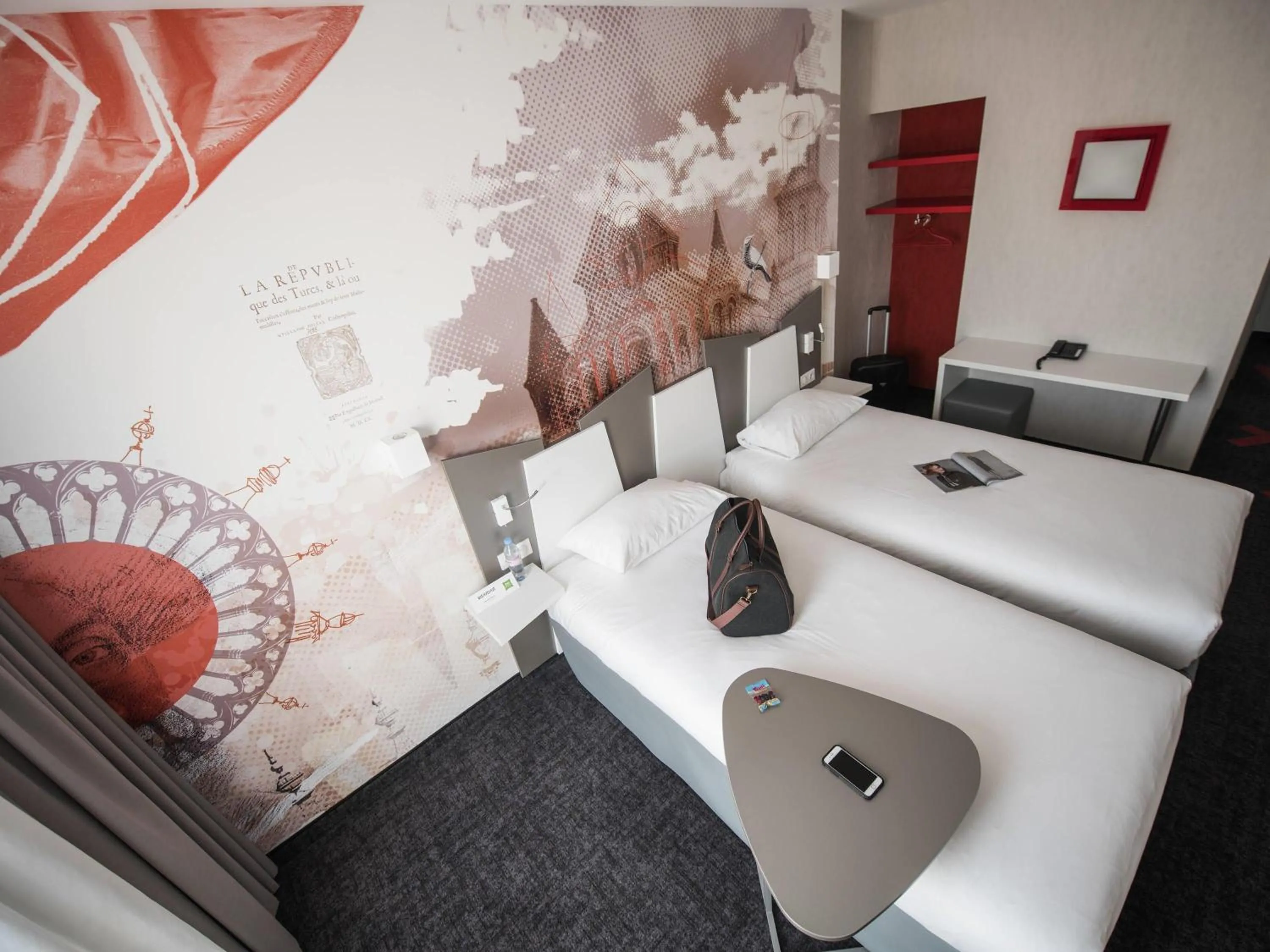 Bedroom in ibis Styles Poitiers Centre