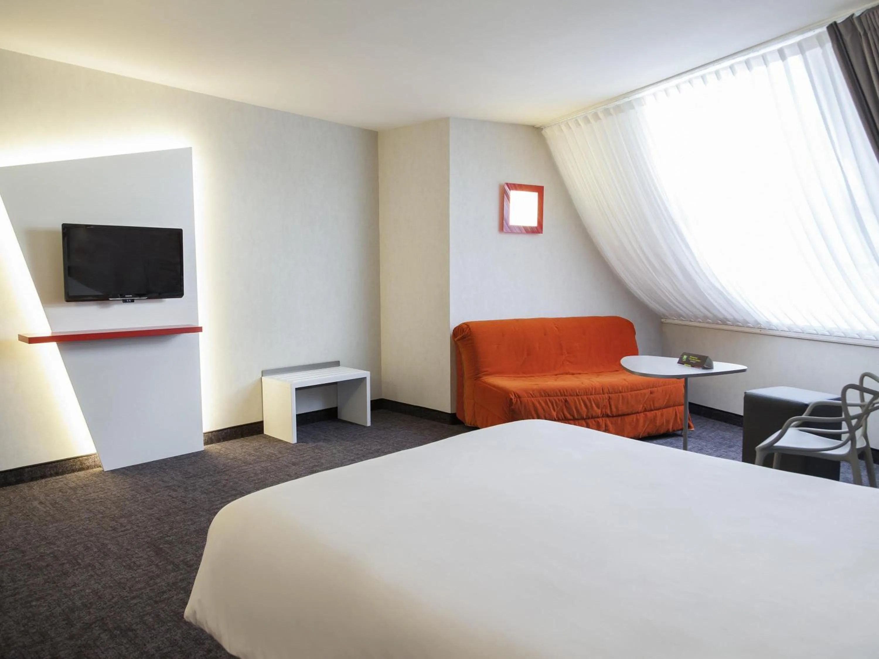 Bedroom, Bed in ibis Styles Poitiers Centre