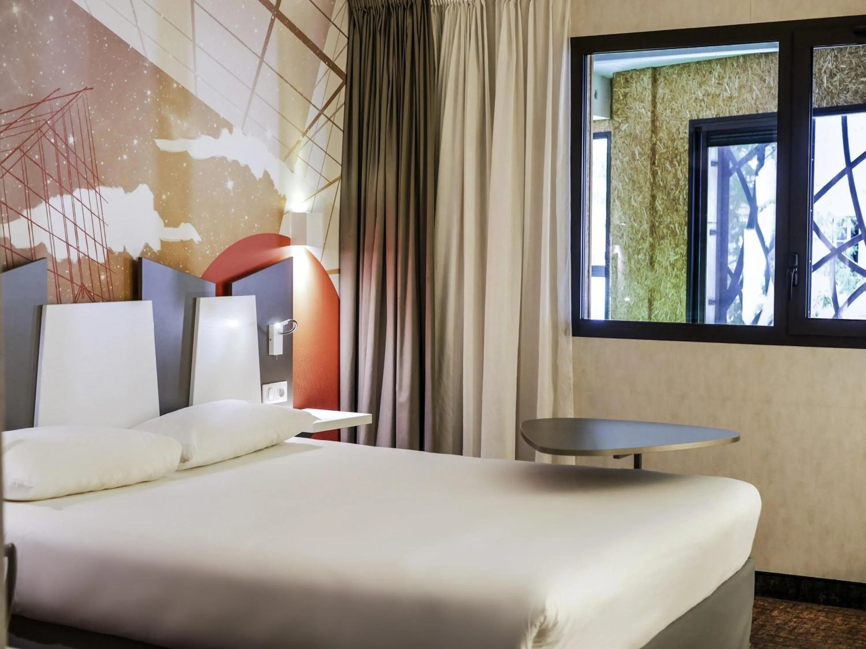 Bedroom, Bed in ibis Styles Poitiers Centre