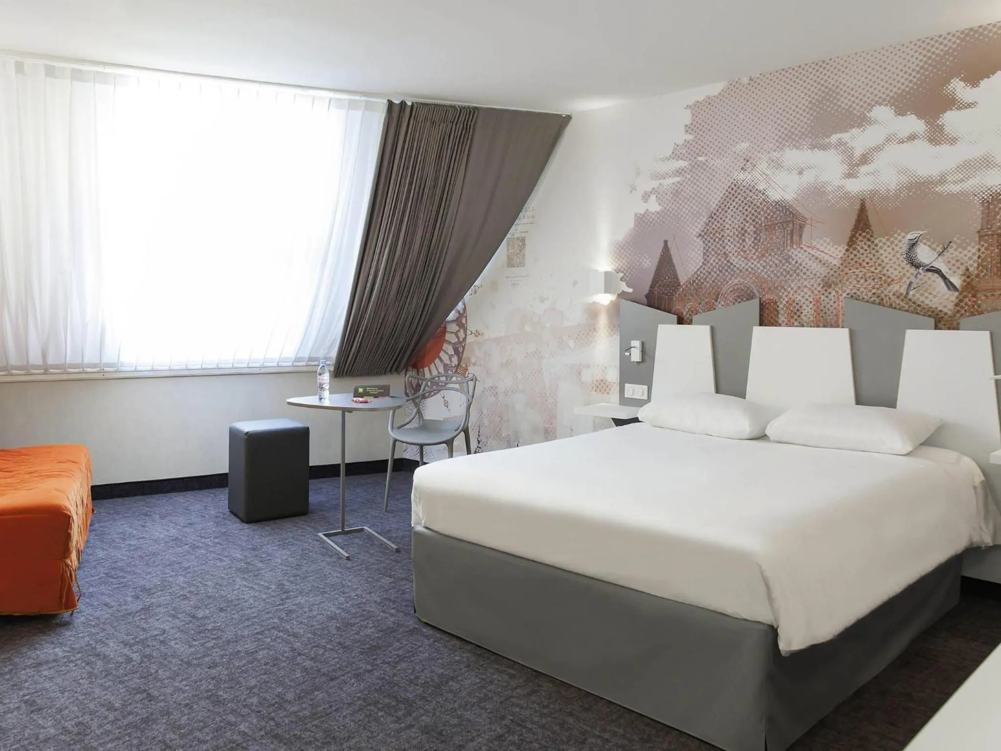 Property building, Bed in ibis Styles Poitiers Centre