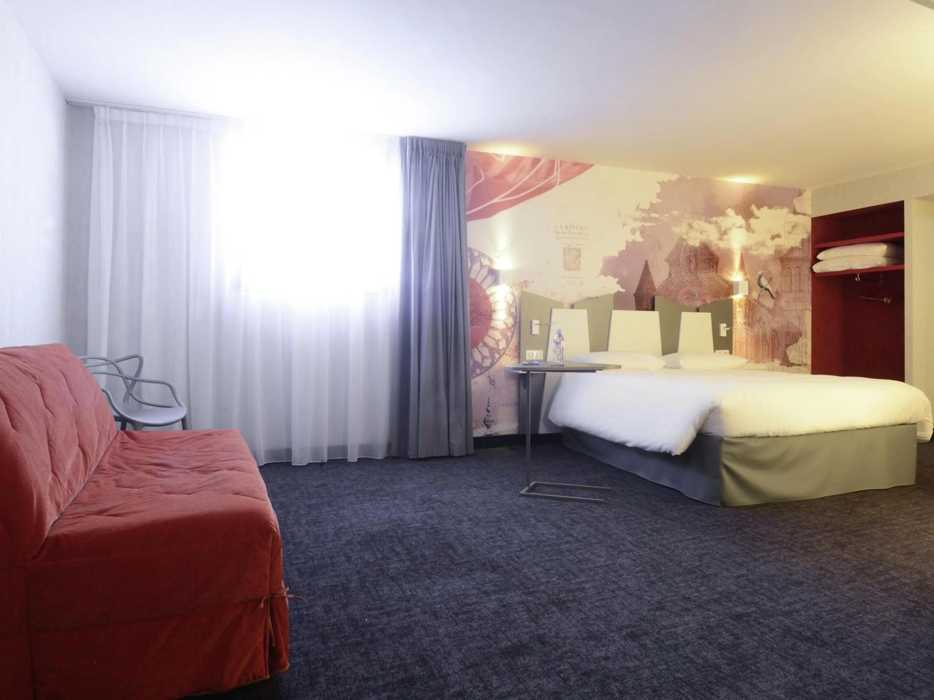 Bedroom, Bed in ibis Styles Poitiers Centre