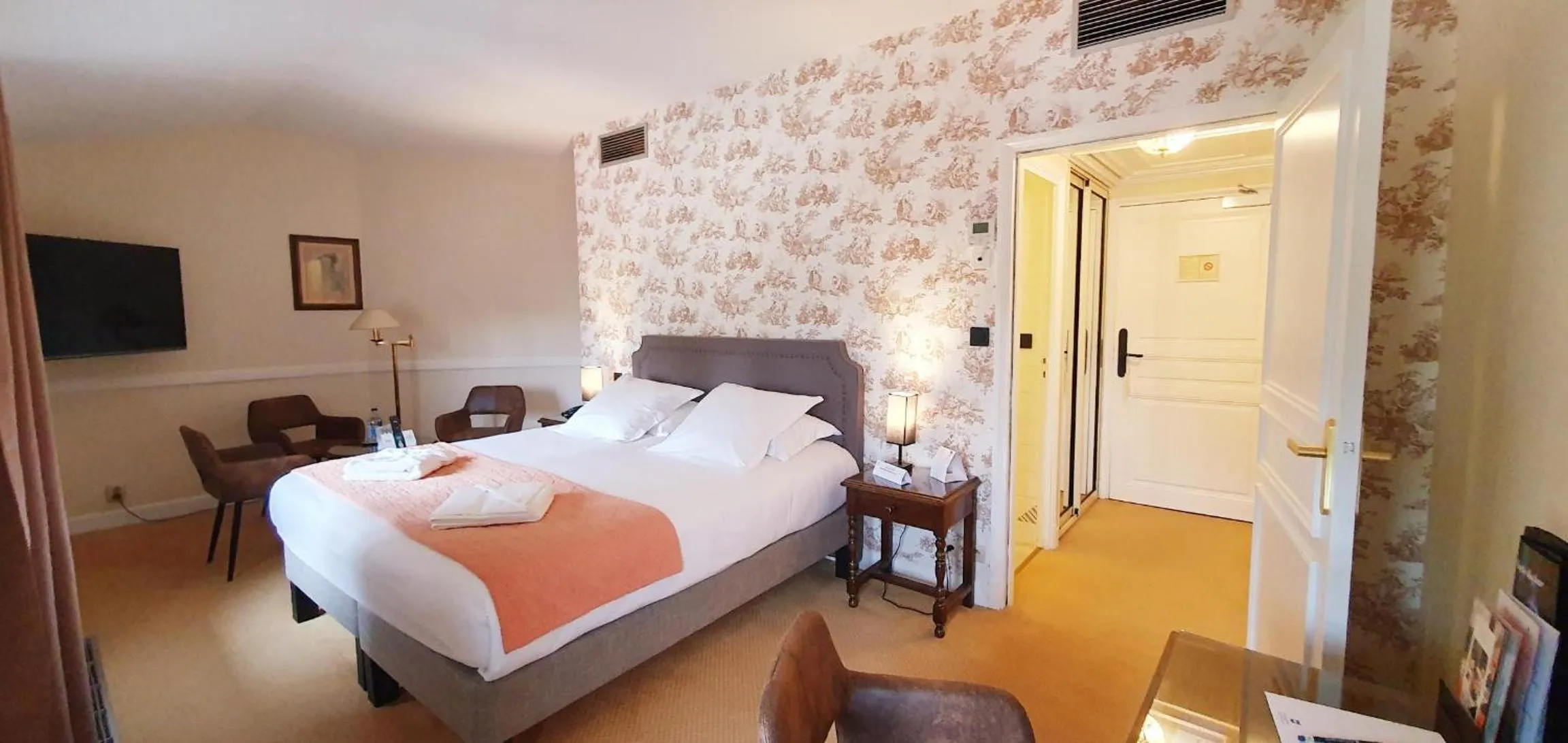 Bedroom, Bed in Demeures & Châteaux - Hôtel Greuze & Spa Tournus