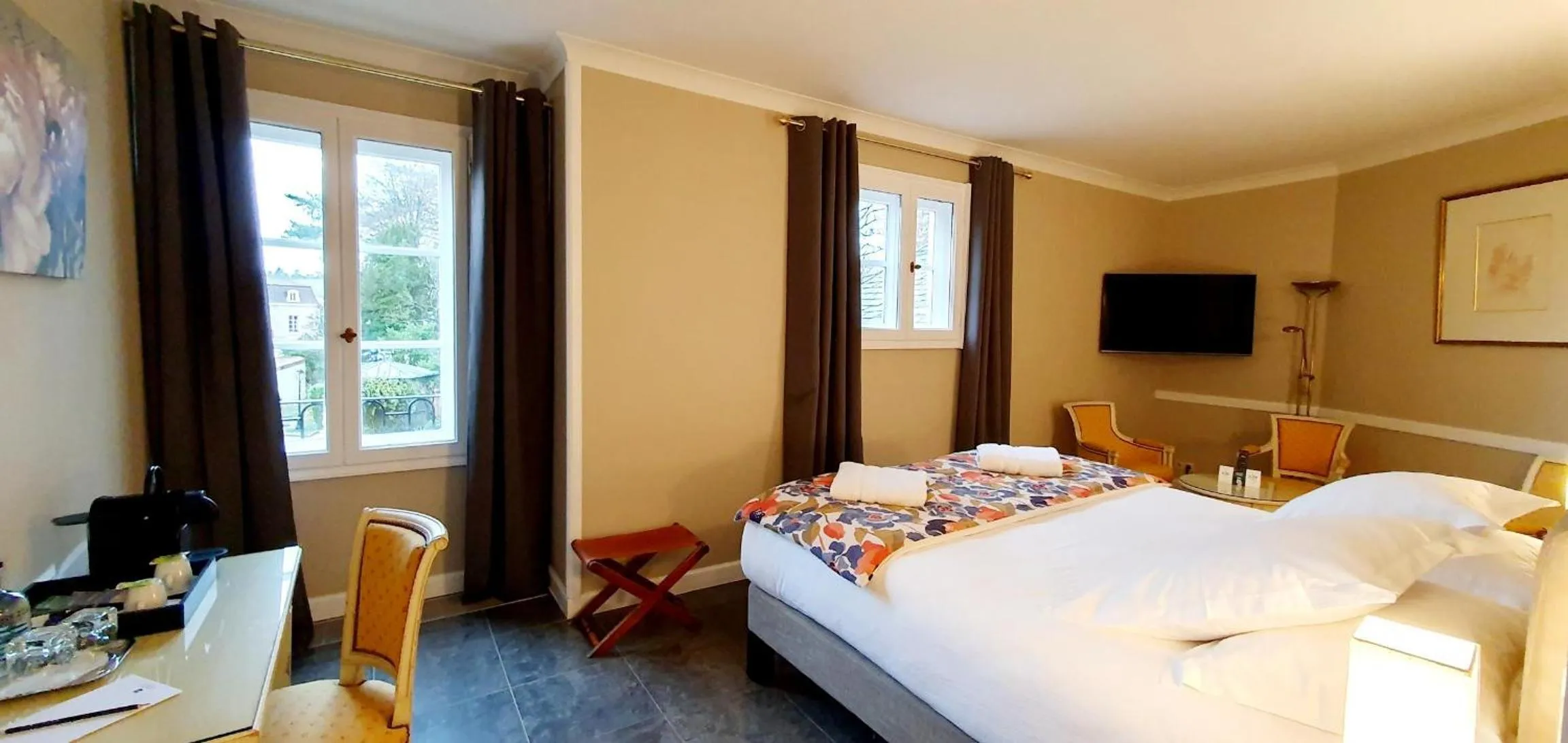 Bedroom, Bed in Demeures & Châteaux - Hôtel Greuze & Spa Tournus