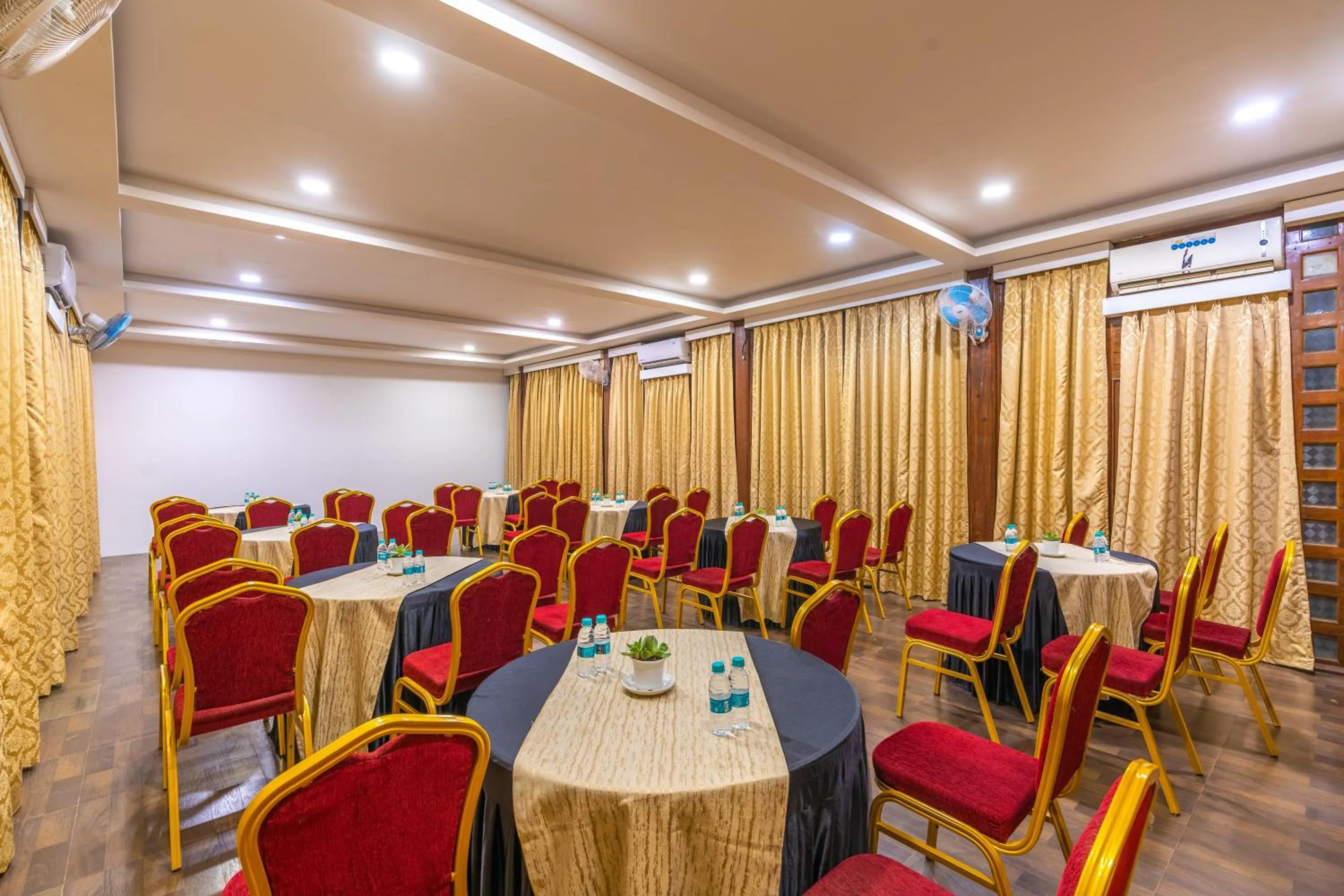 Meeting/conference room in La Cabana Beach & Spa, By Ashvem Beach