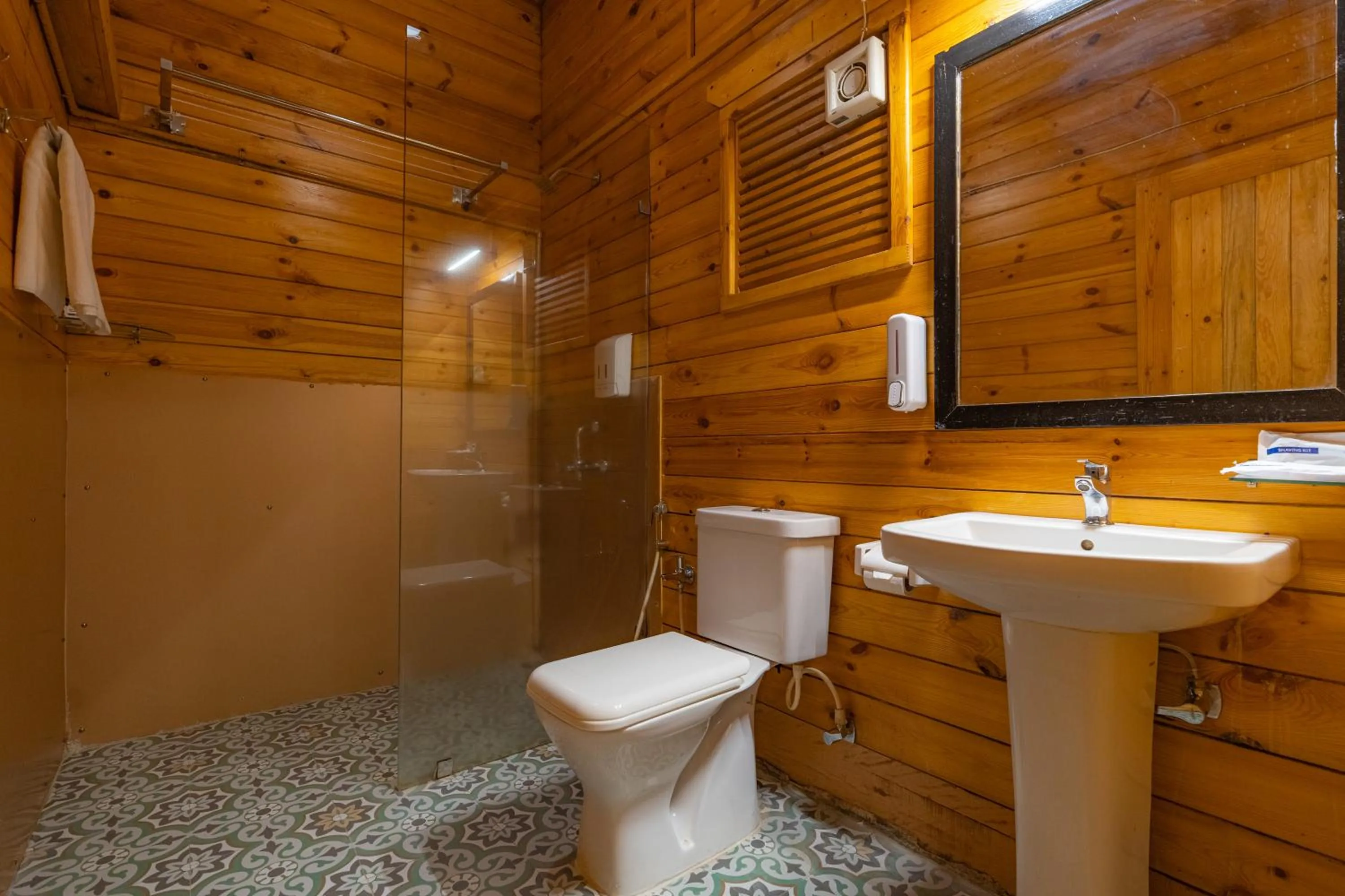 Bathroom in La Cabana Beach & Spa, By Ashvem Beach