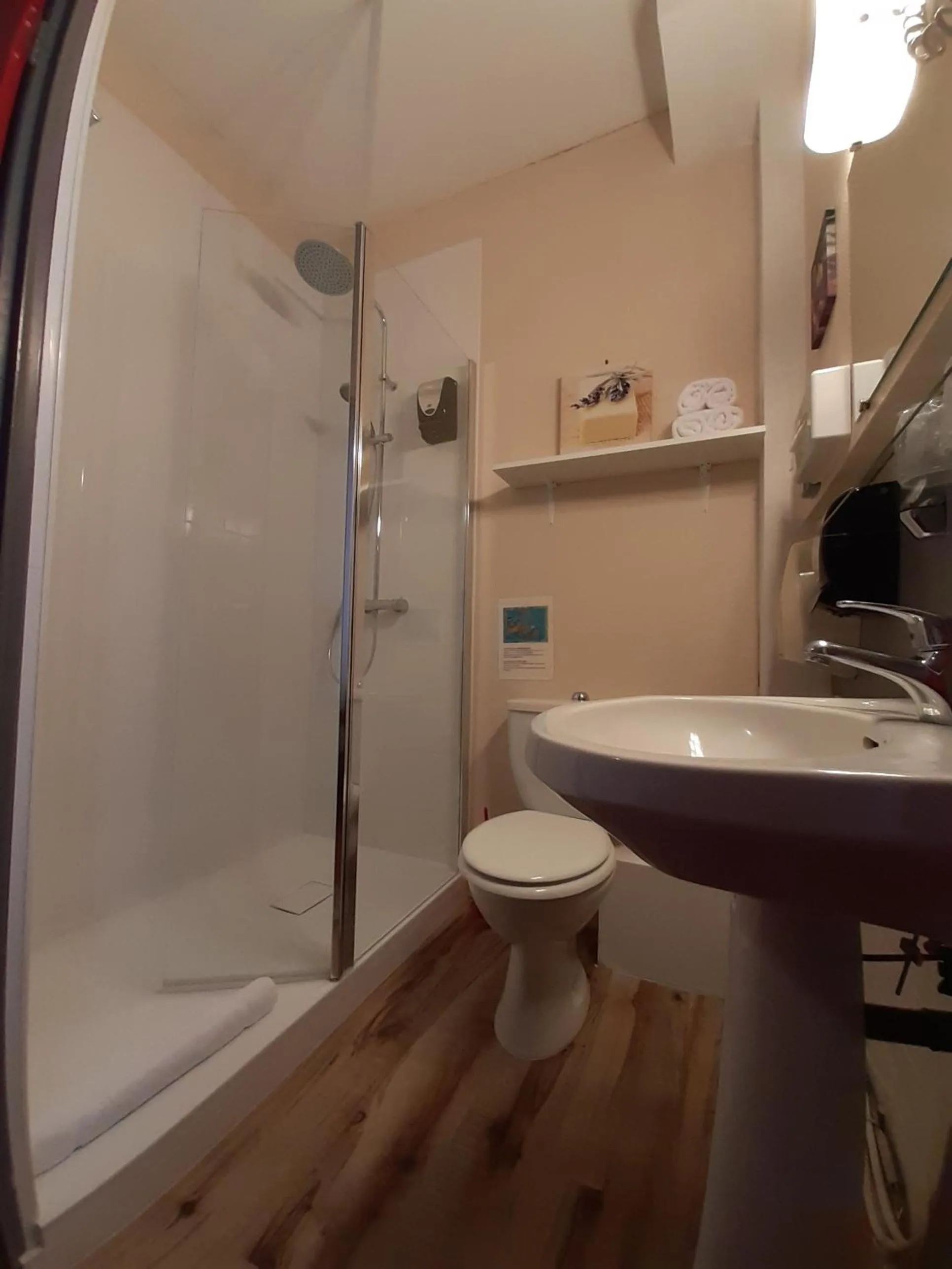 Shower in Logis- Auberge De Kerveoc'h