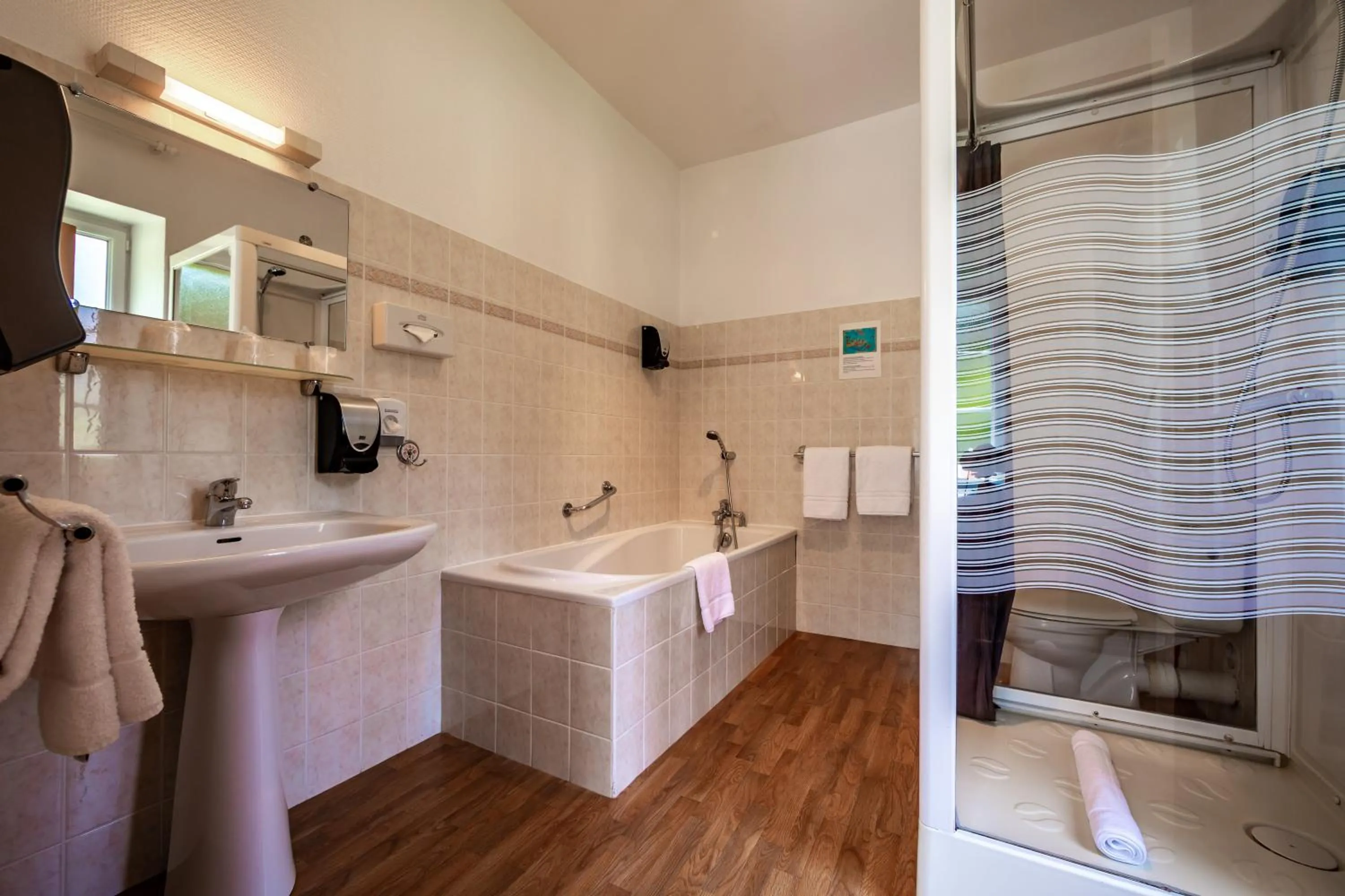 Shower in Logis- Auberge De Kerveoc'h