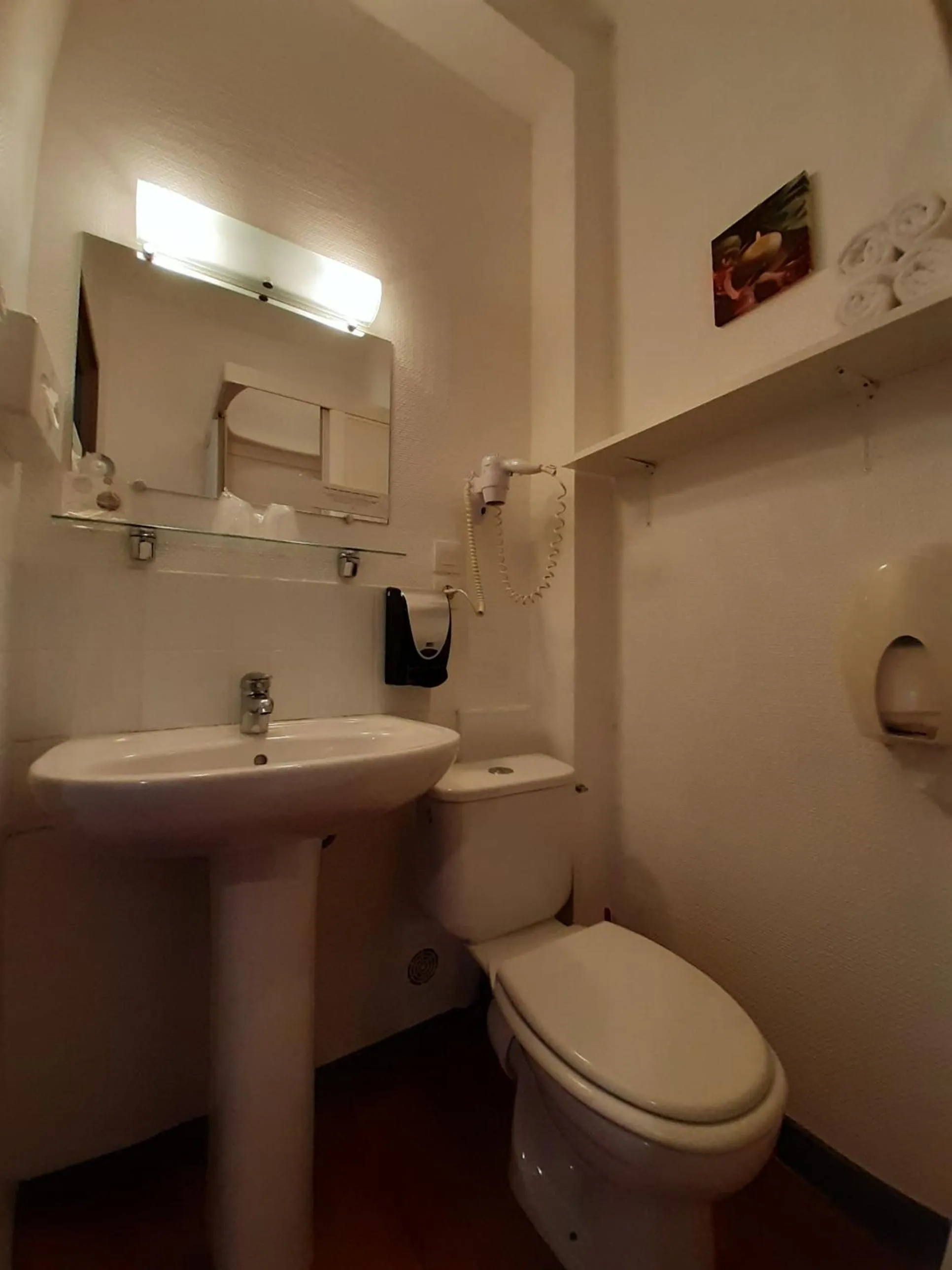 Toilet in Logis- Auberge De Kerveoc'h