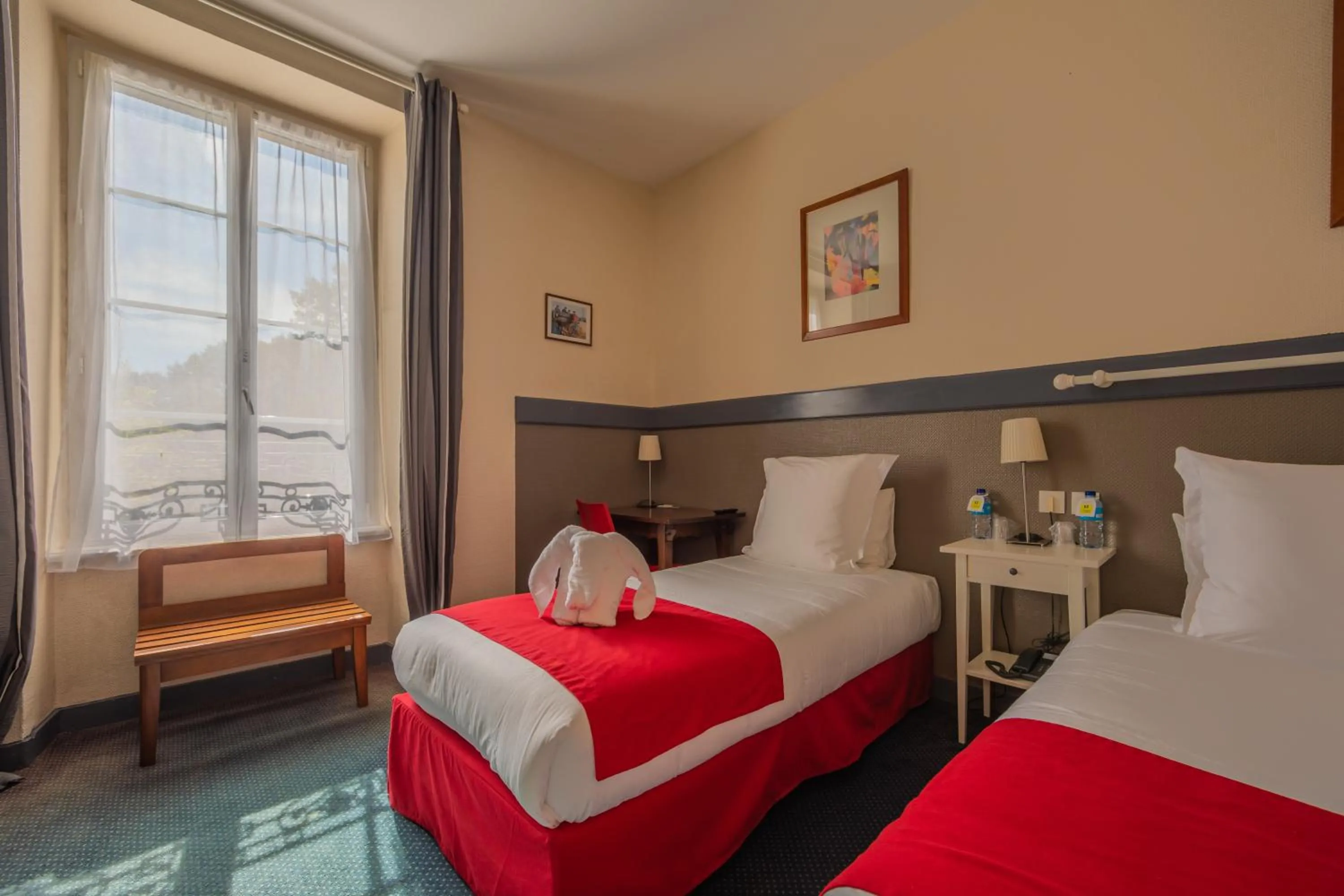 Photo of the whole room, Bed in Logis- Auberge De Kerveoc'h