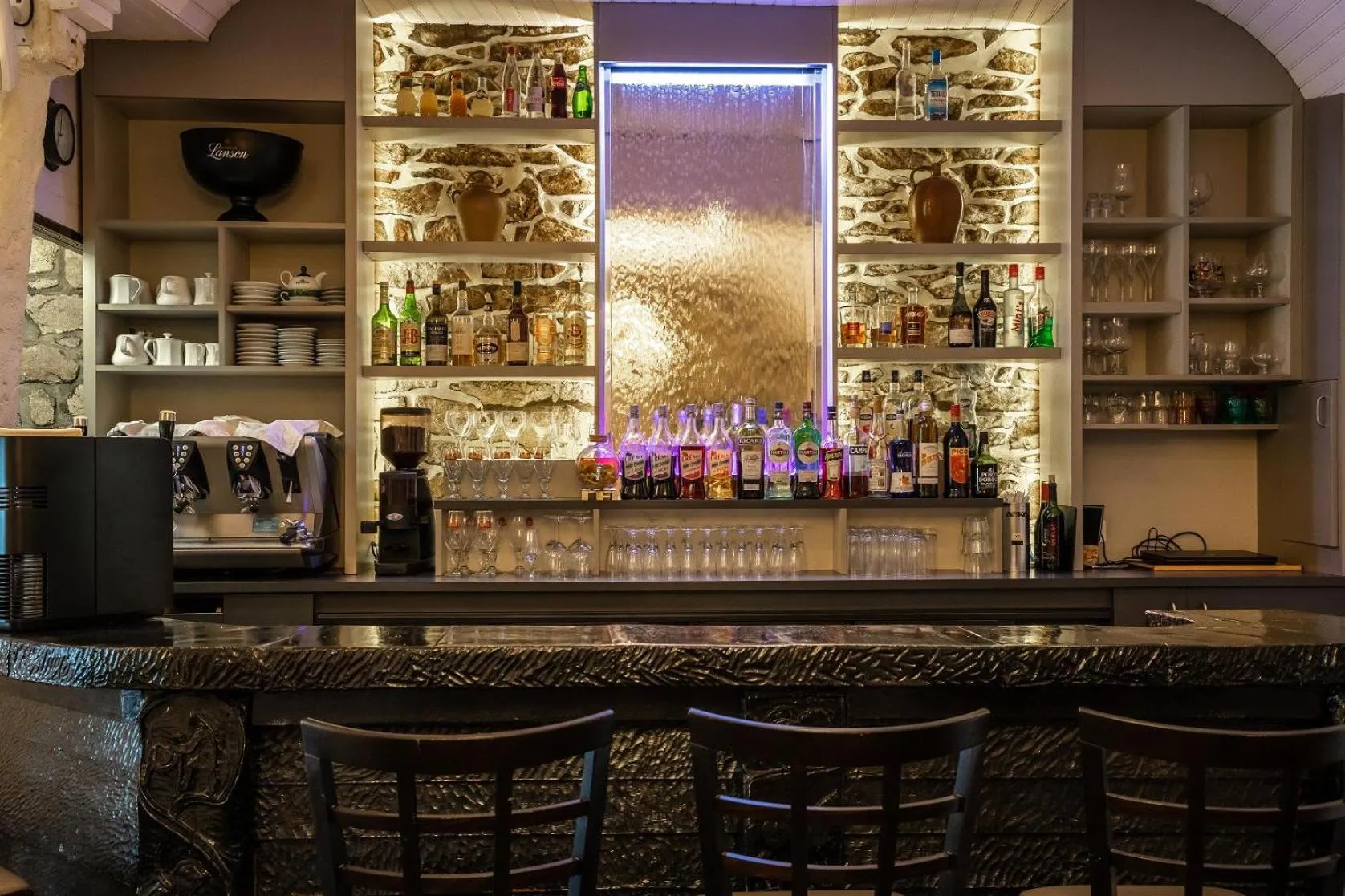 Lounge or bar in Logis- Auberge De Kerveoc'h