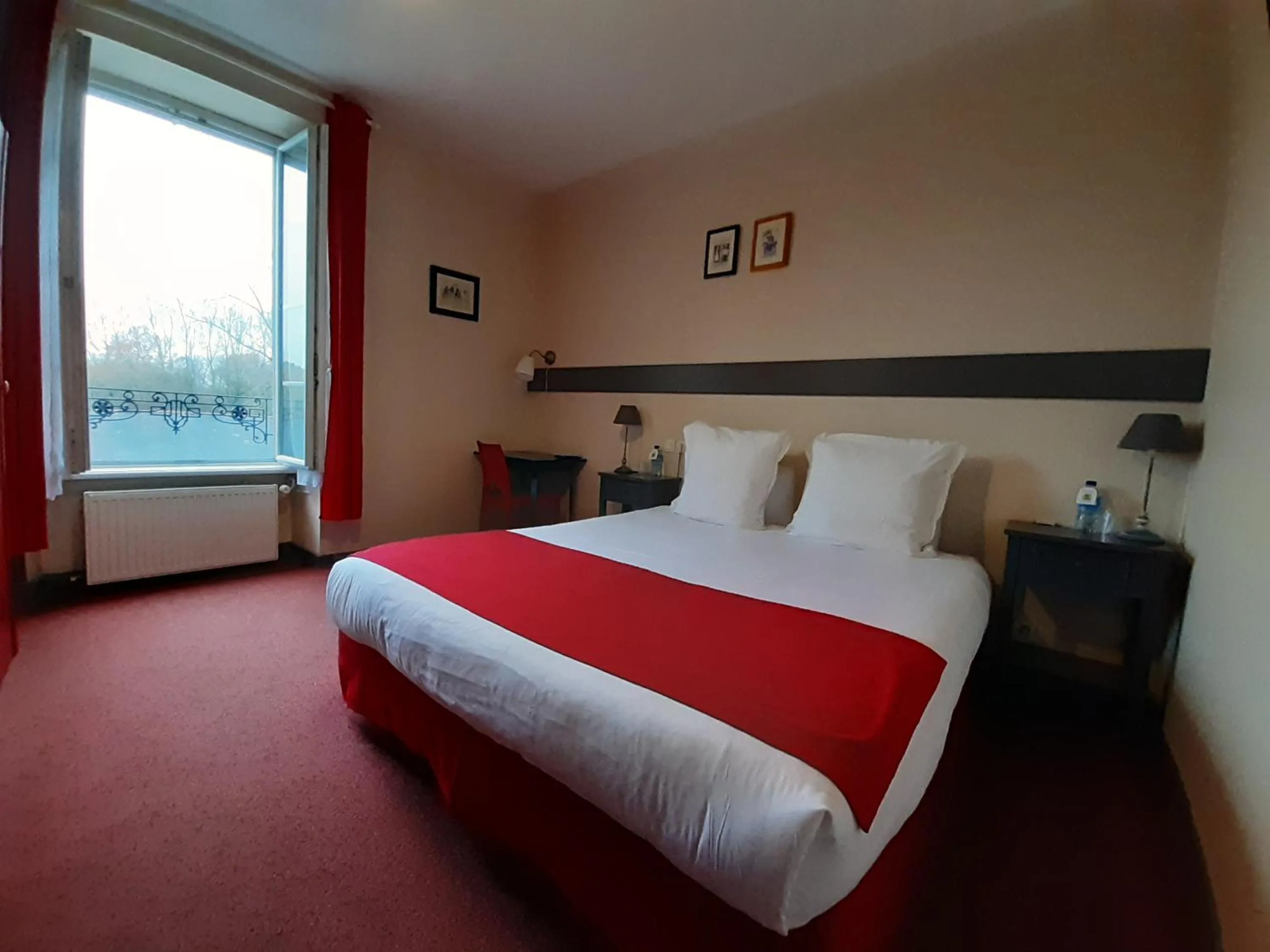 Bed in Logis- Auberge De Kerveoc'h