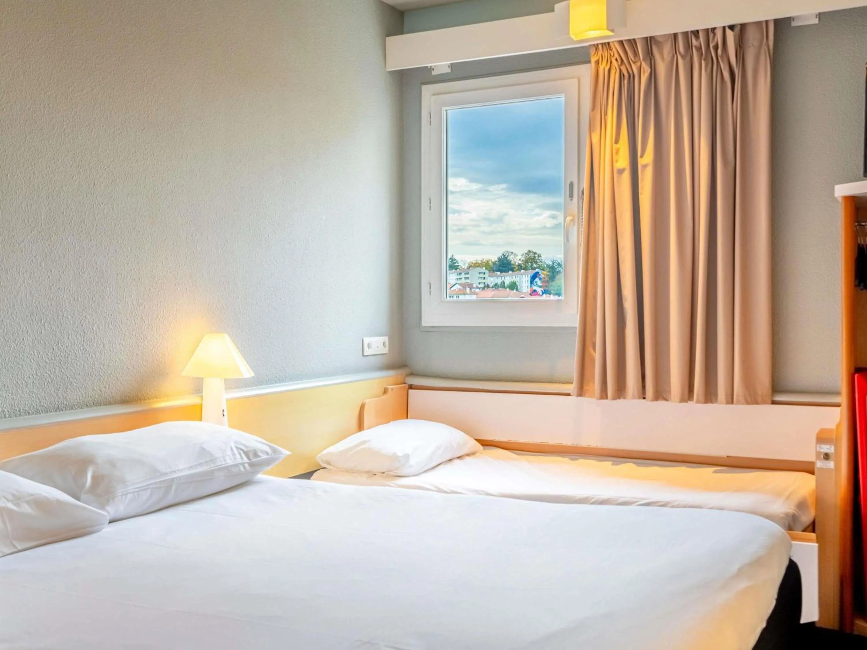 Bedroom, Bed in ibis Bayonne Centre