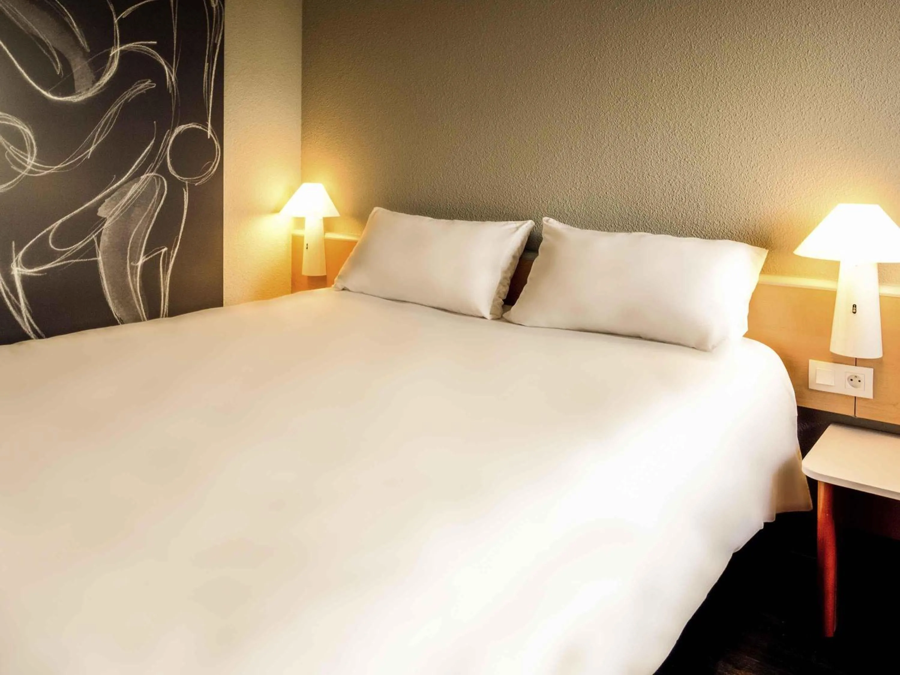 Bedroom, Bed in ibis Bayonne Centre