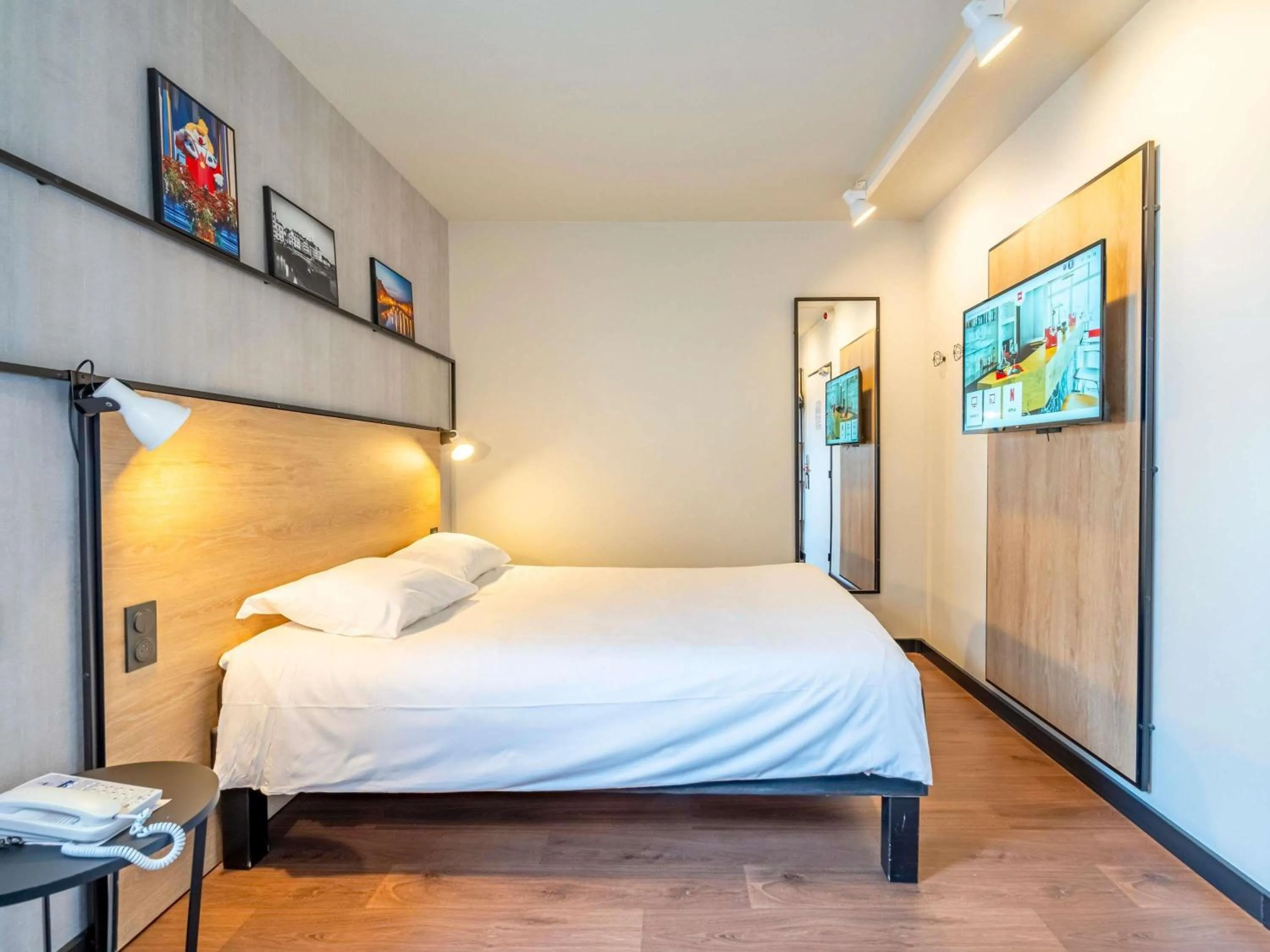 Bedroom, Bed in ibis Bayonne Centre