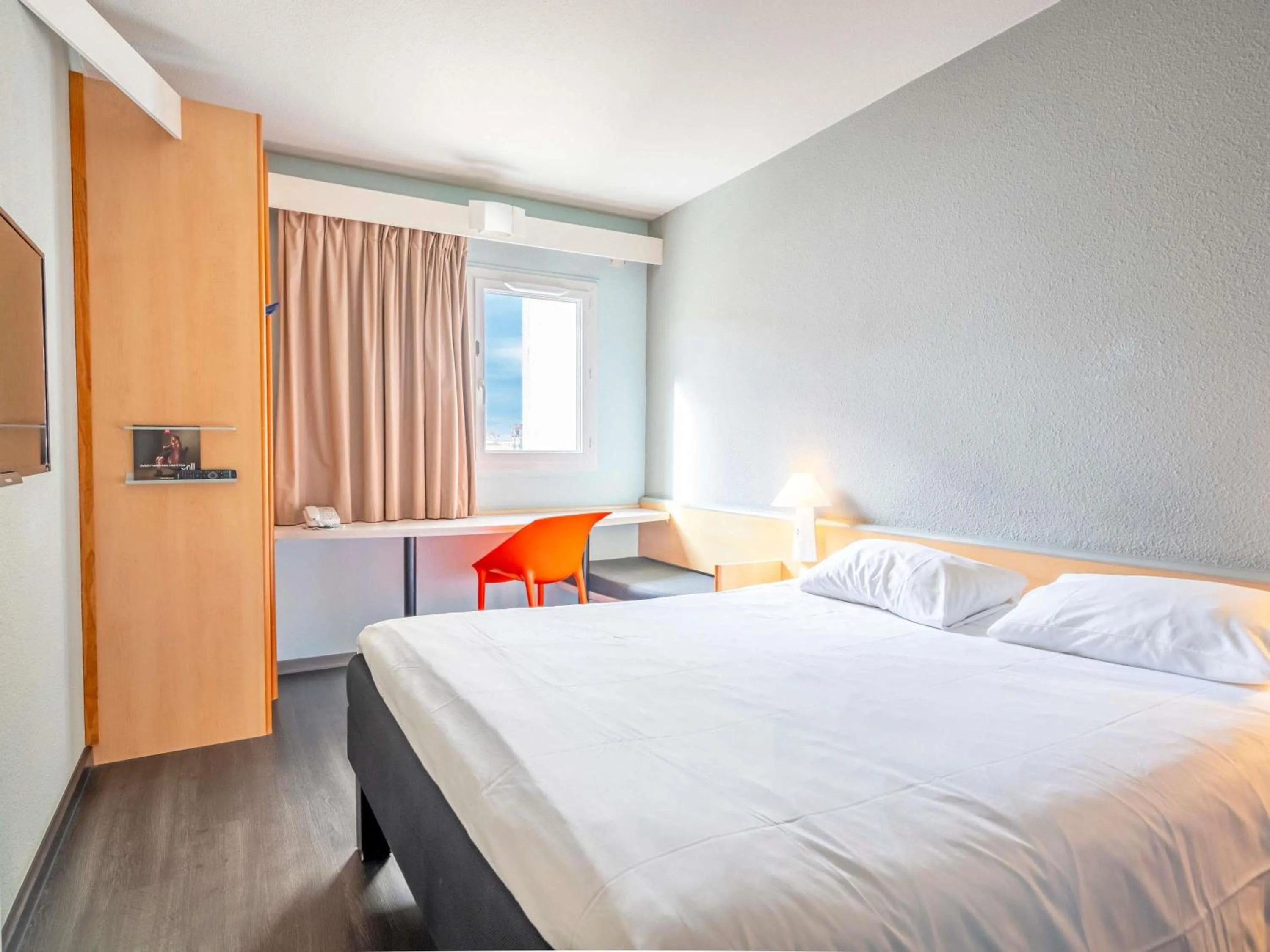 Bedroom, Bed in ibis Bayonne Centre