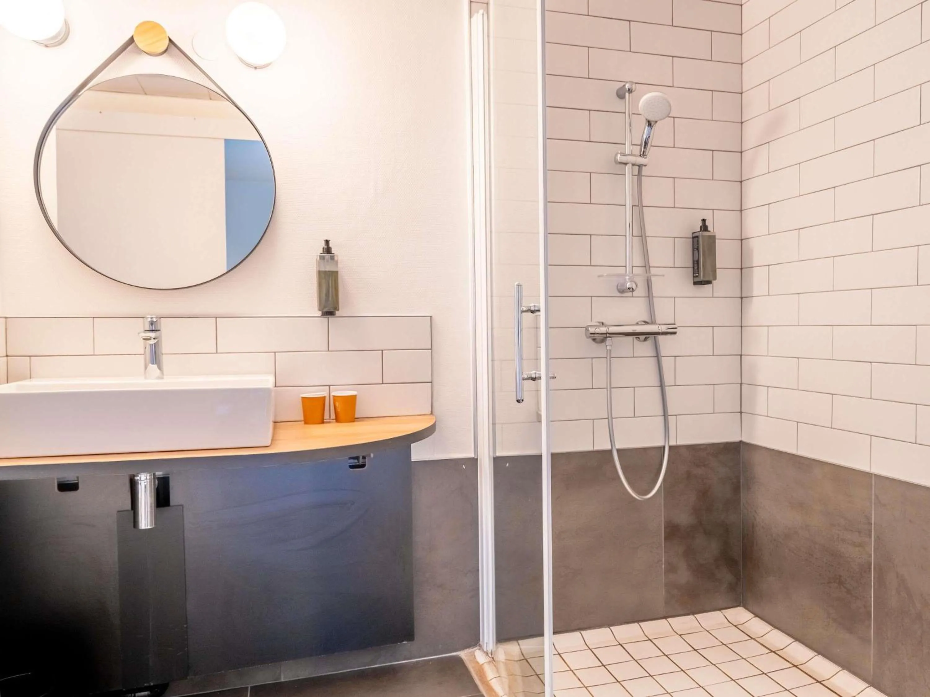 Bedroom in ibis Bayonne Centre