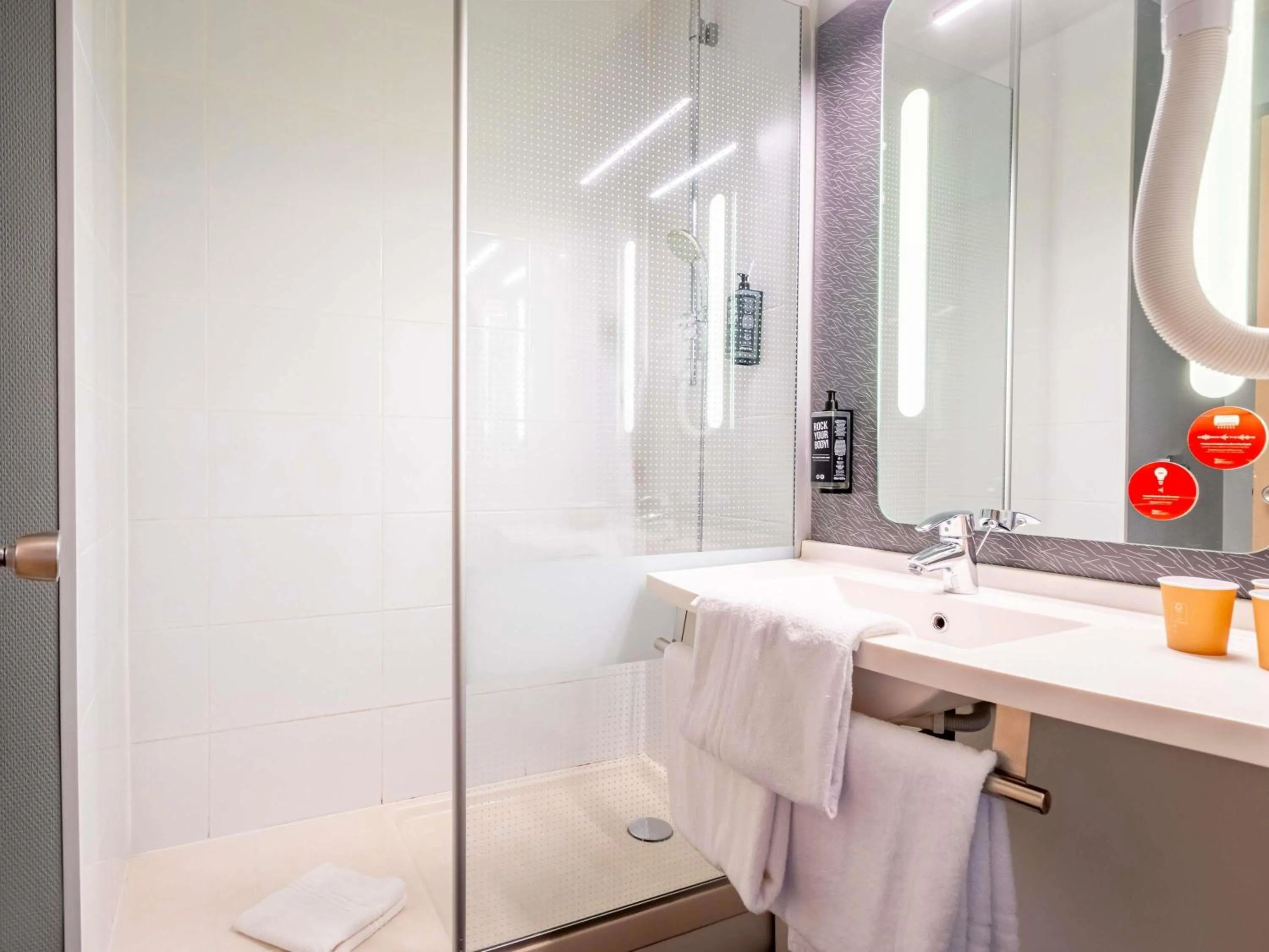 Bedroom in ibis Bayonne Centre