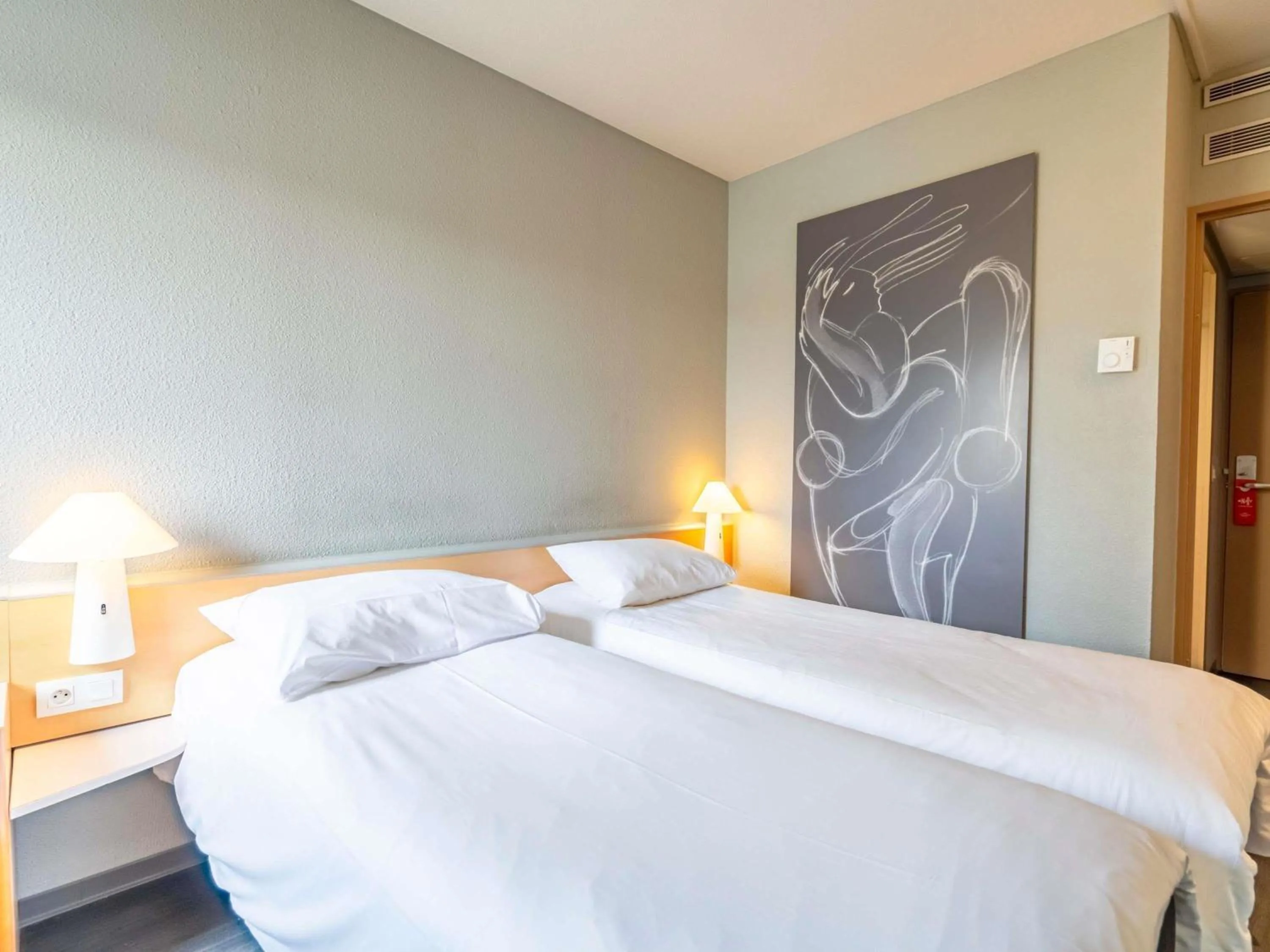 Bedroom, Bed in ibis Bayonne Centre