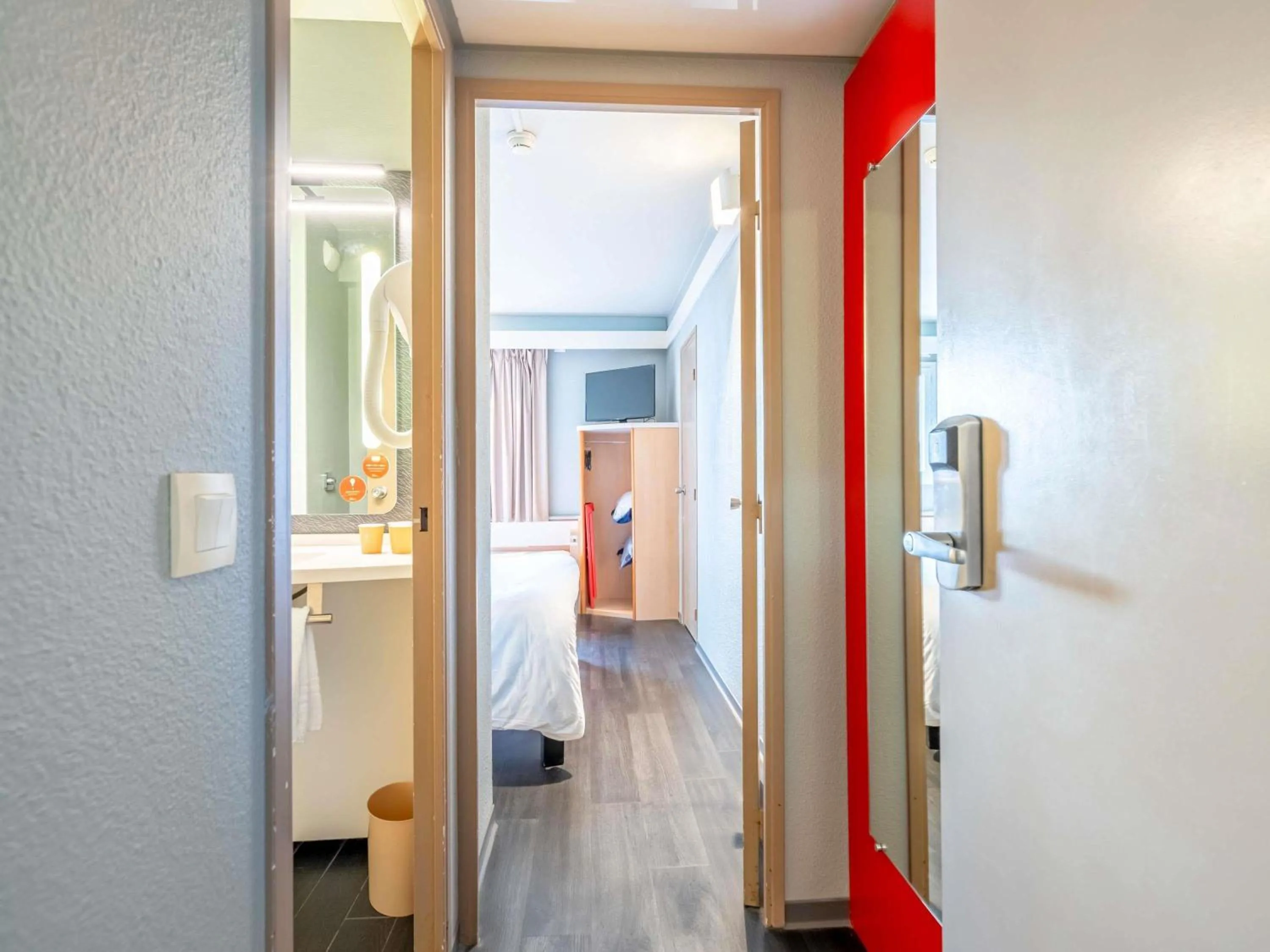 Bedroom in ibis Bayonne Centre