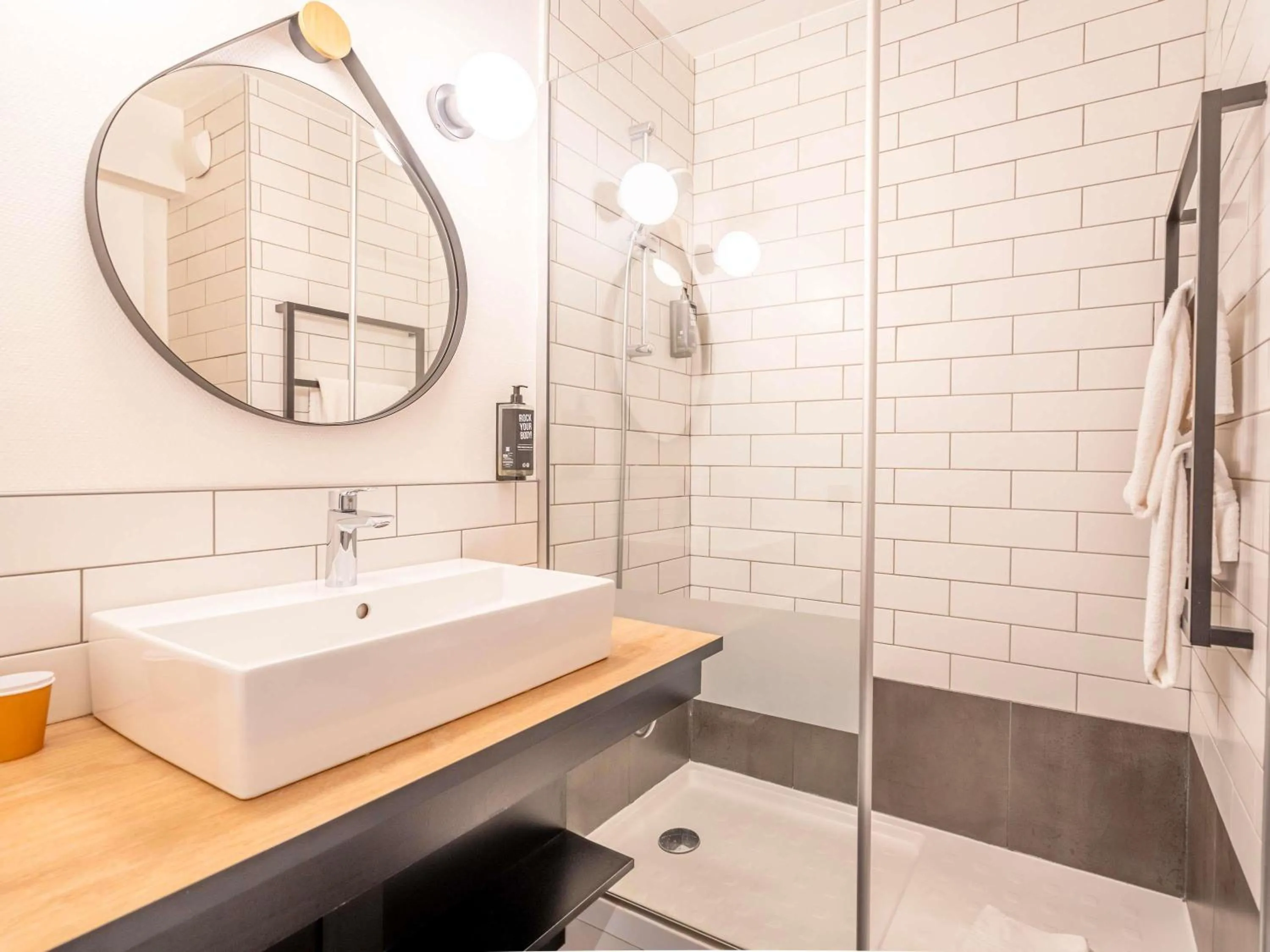 Bedroom in ibis Bayonne Centre