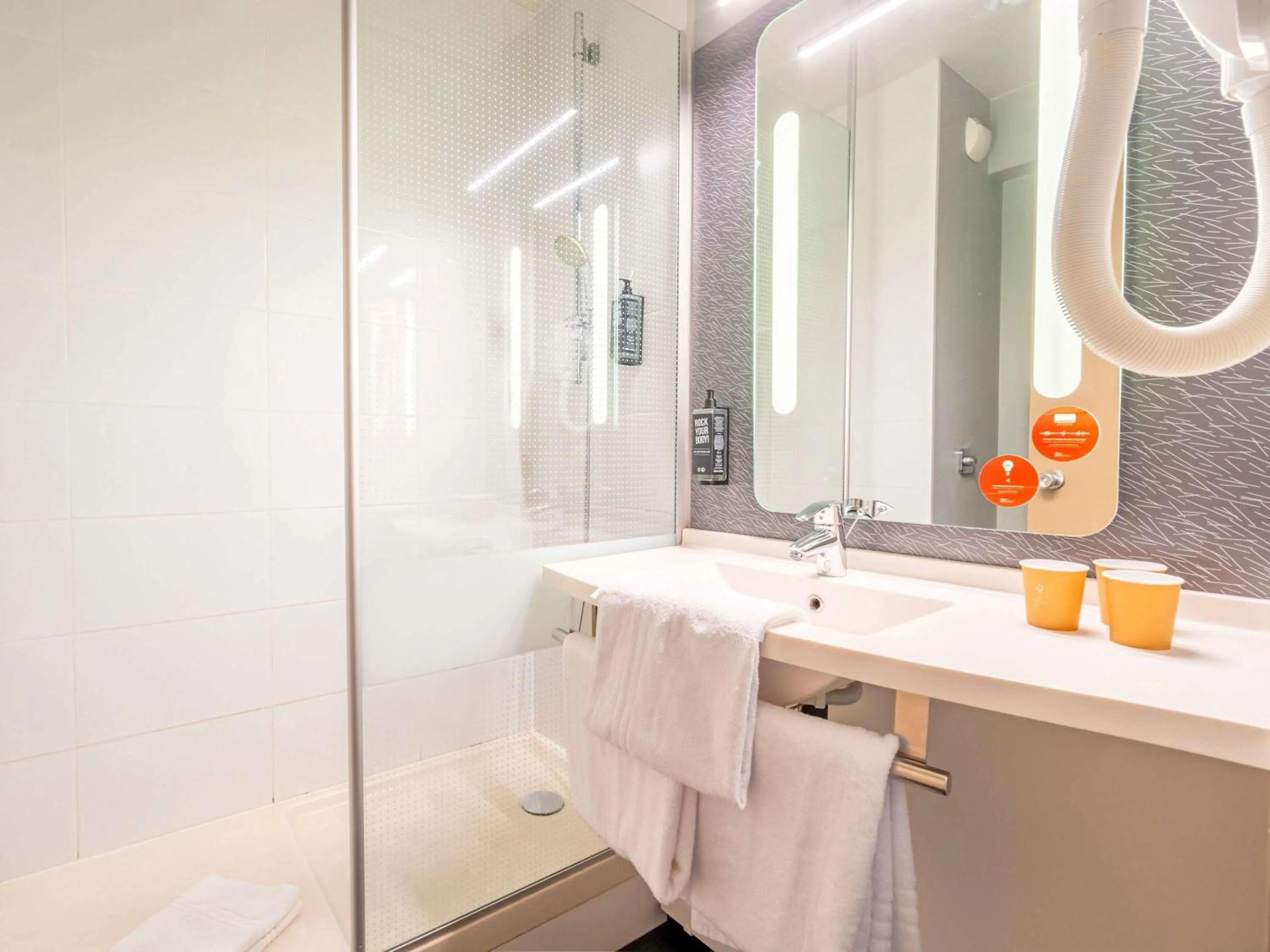 Bedroom in ibis Bayonne Centre