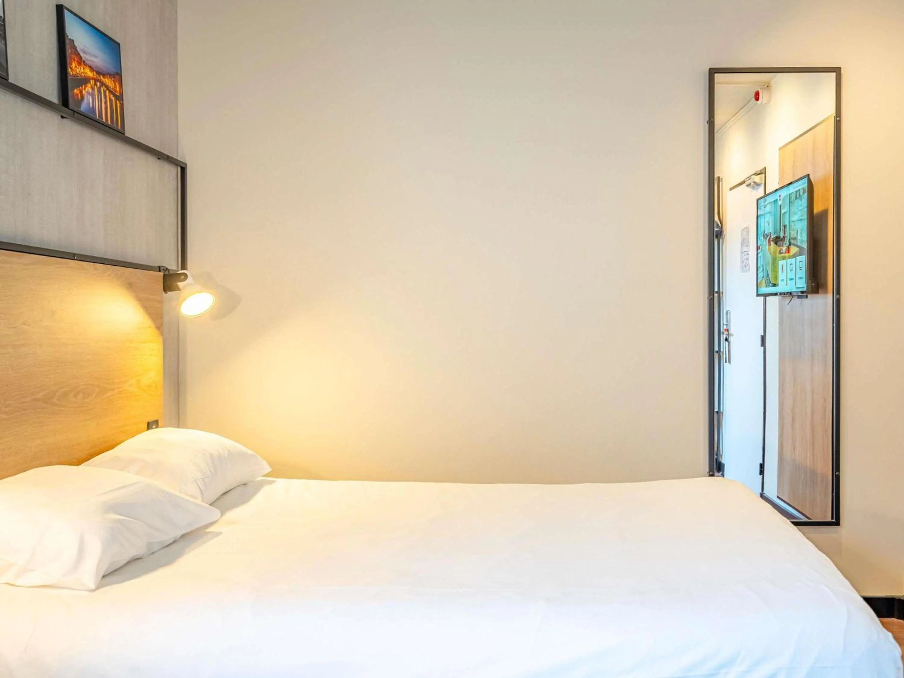 Bedroom, Bed in ibis Bayonne Centre