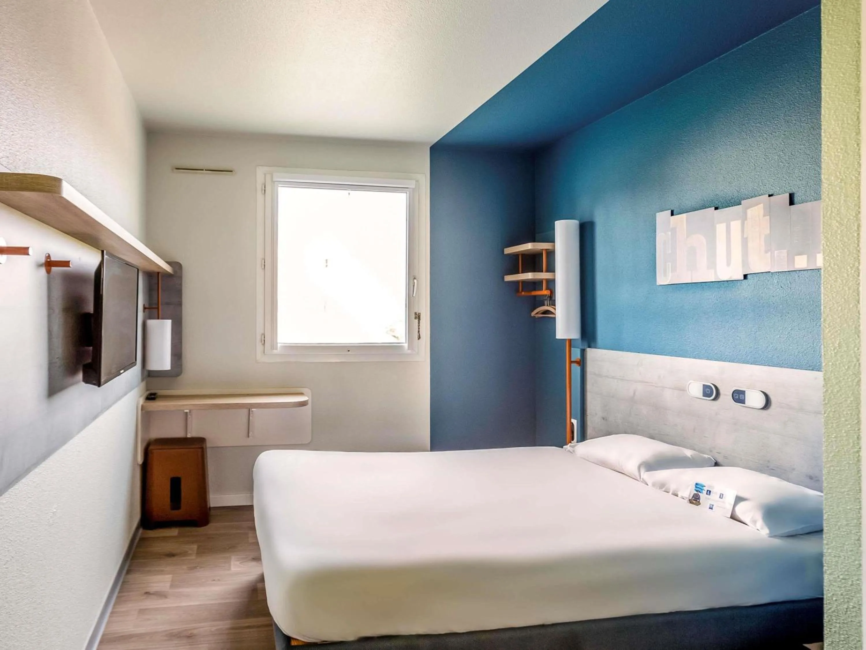 Bedroom, Bed in ibis budget Porte D'Orleans