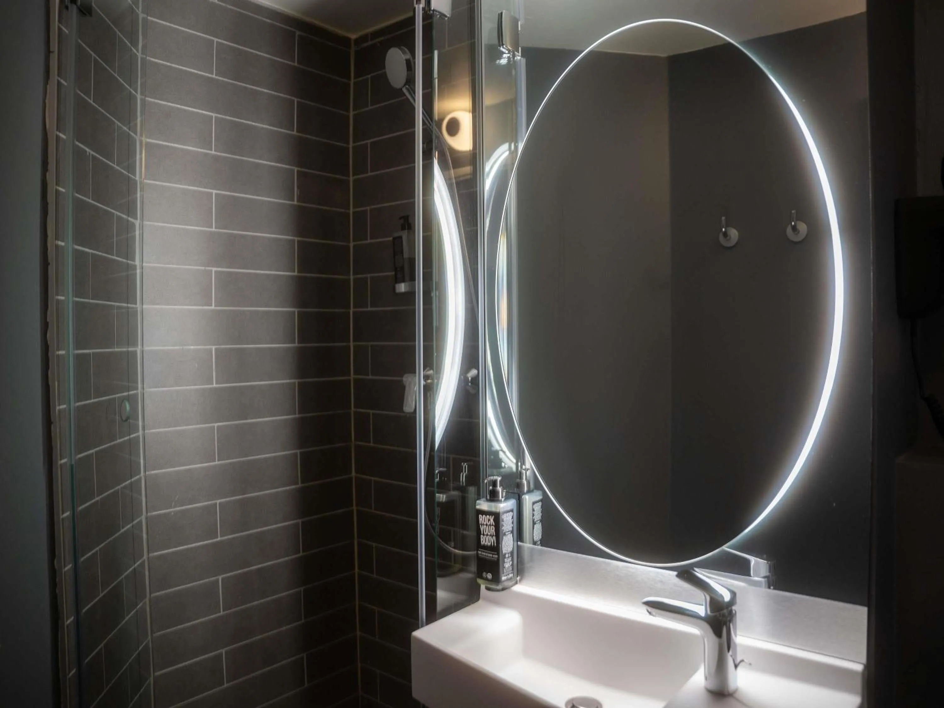 Bedroom in ibis Nice Centre Gare