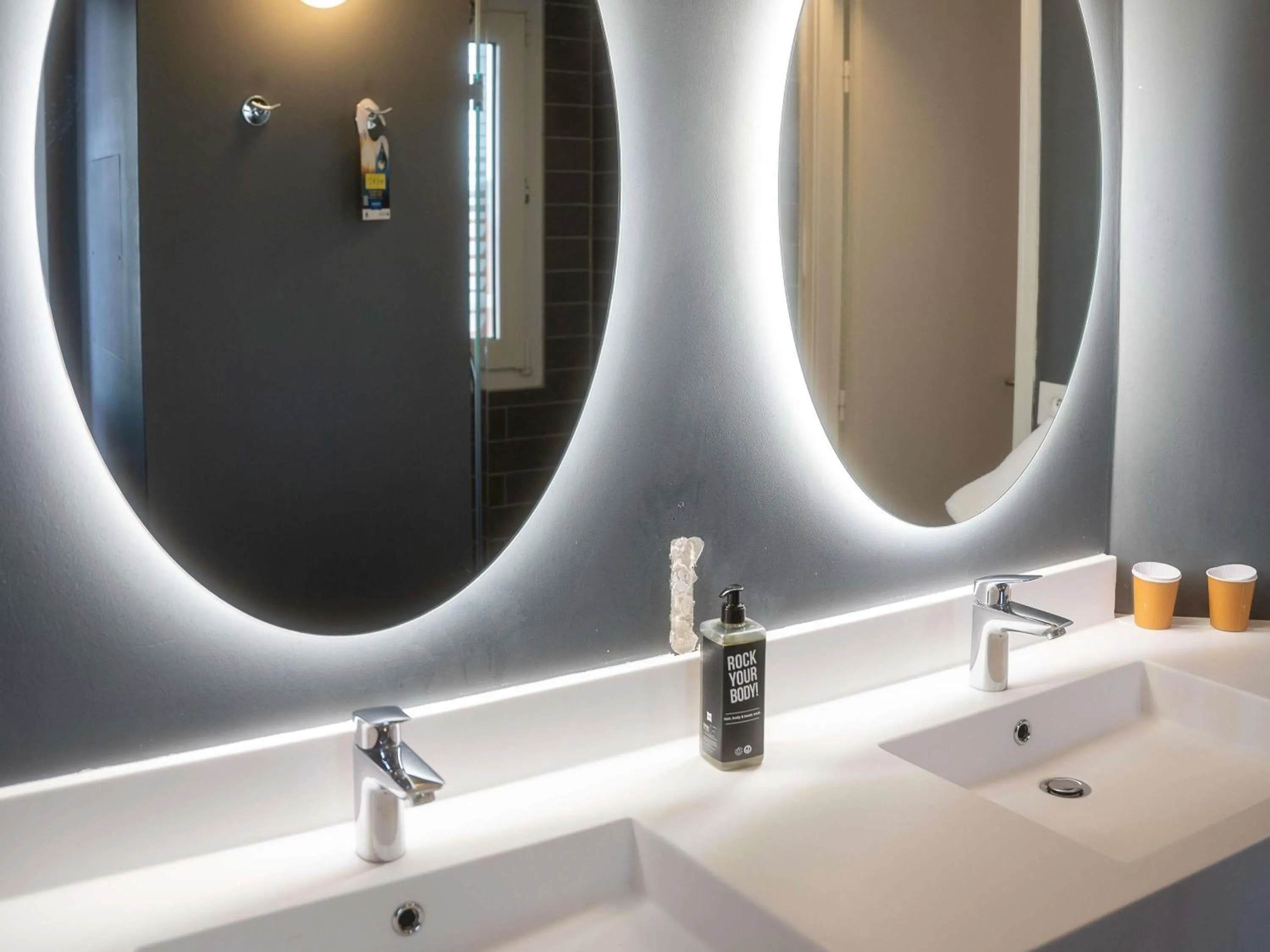 Bedroom in ibis Nice Centre Gare