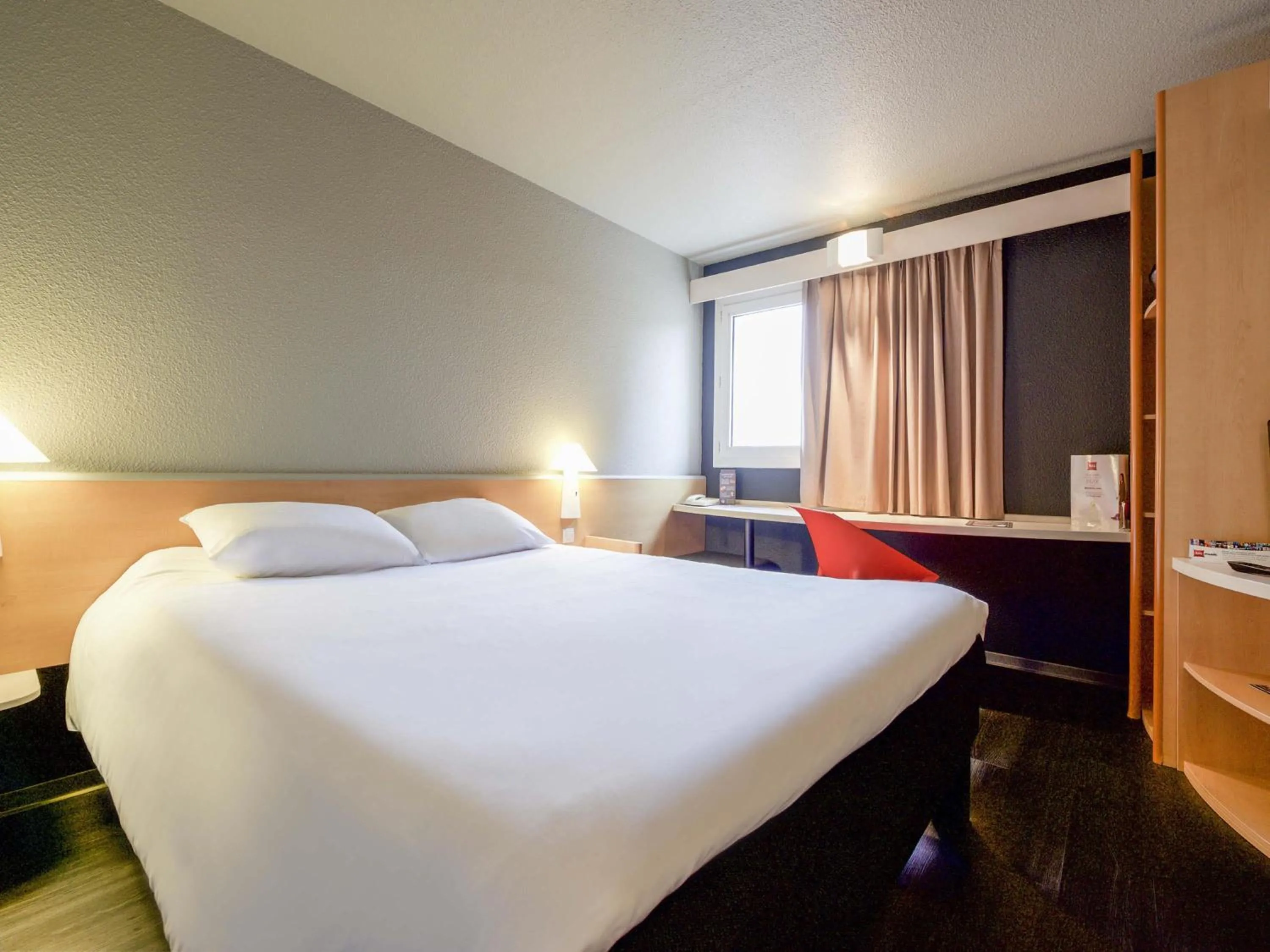 Bedroom, Bed in ibis Pau Lescar