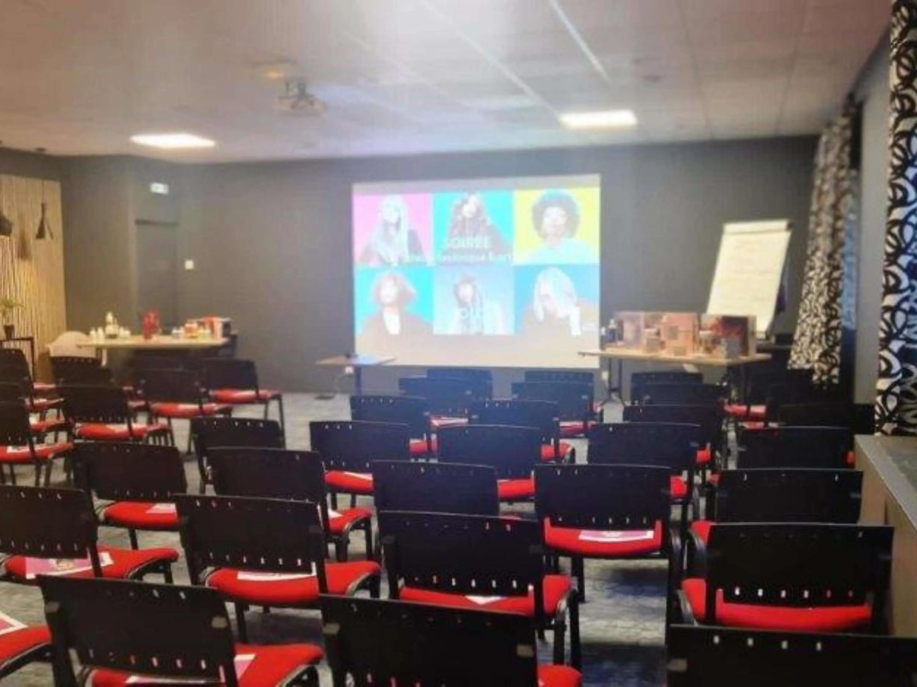 Meeting/conference room in ibis Pau Lescar