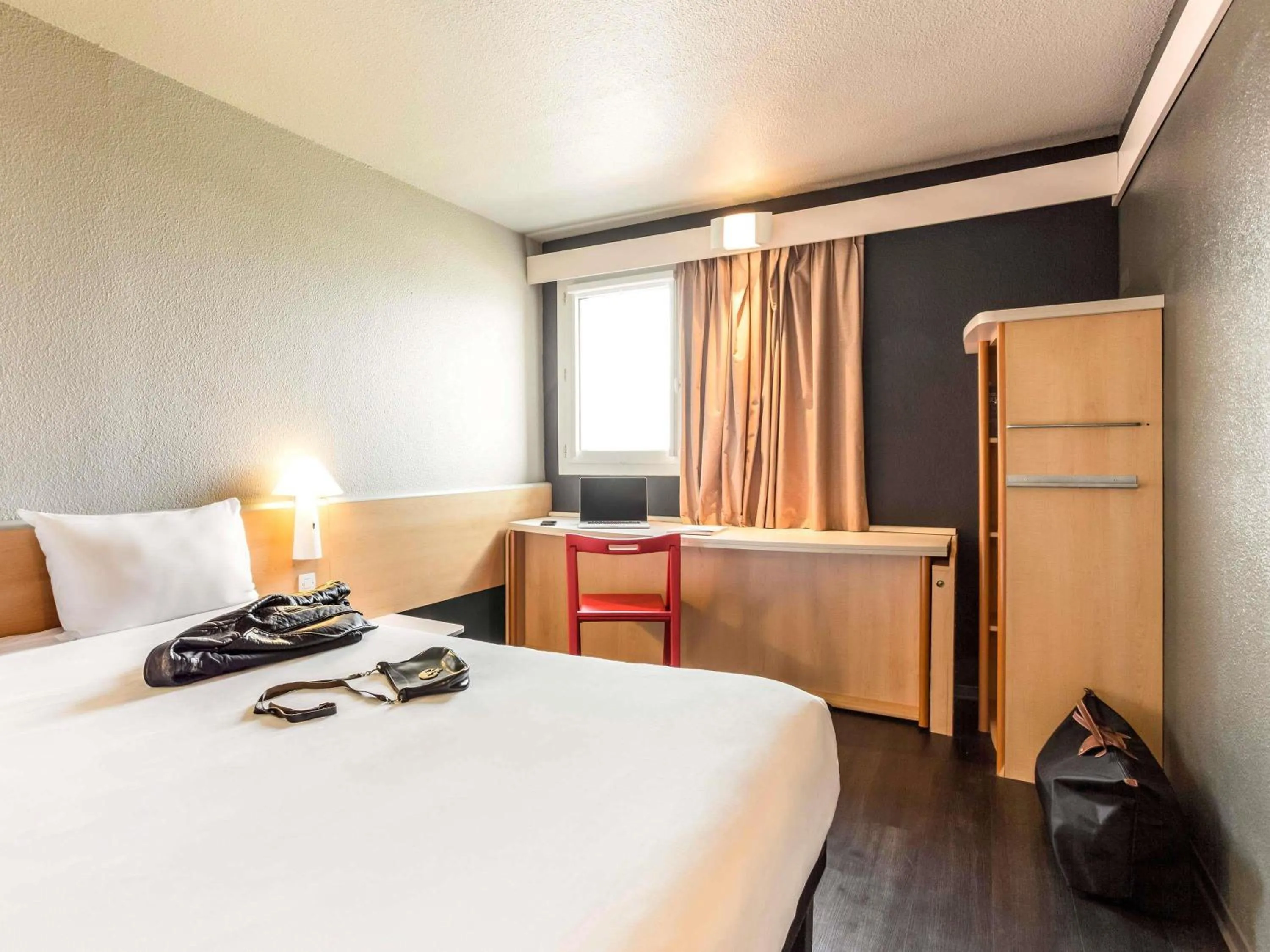 Bedroom, Bed in ibis Pau Lescar