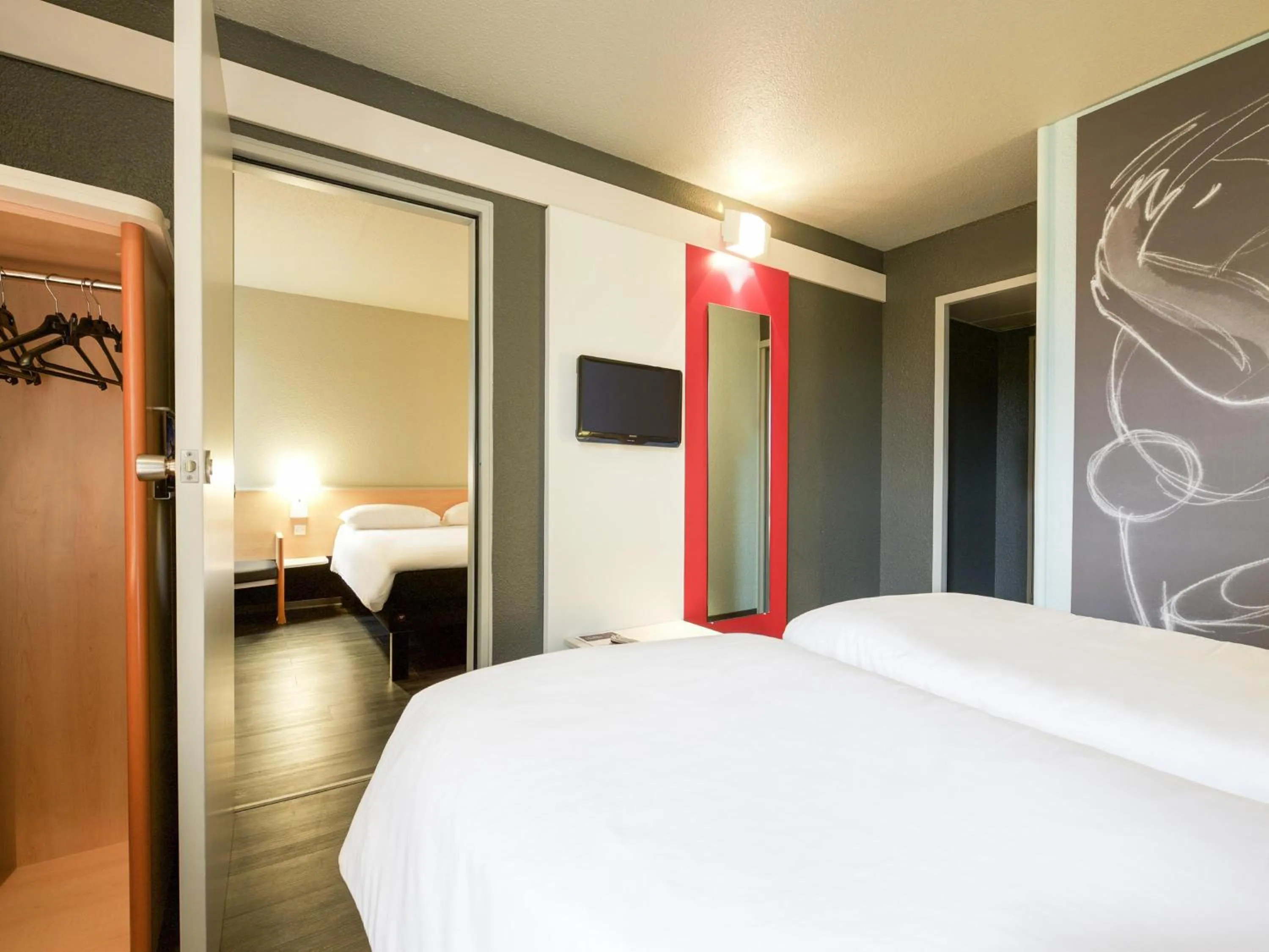 Bedroom, Bed in ibis Pau Lescar