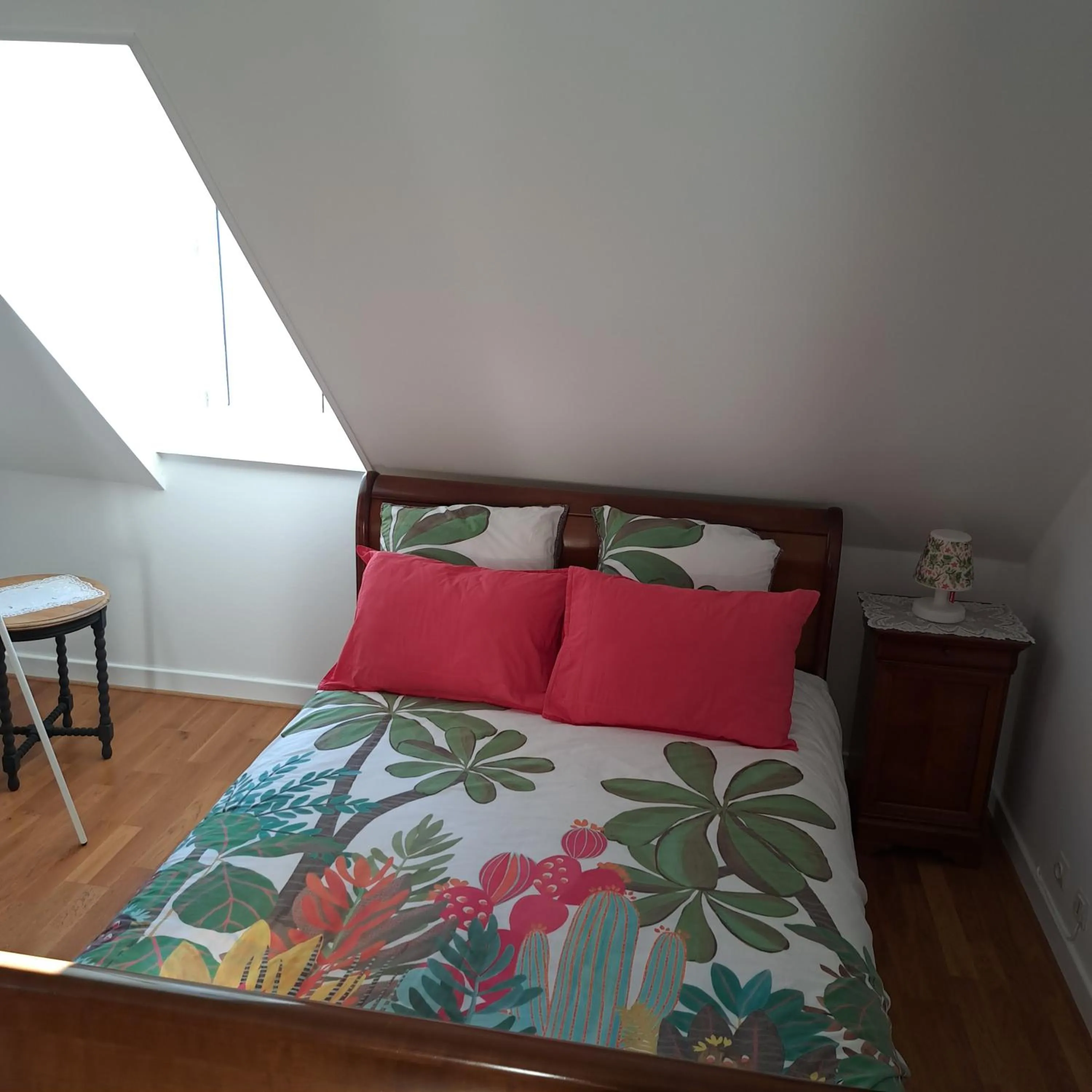 Bedroom, Bed in UN AIR MOULINOIS