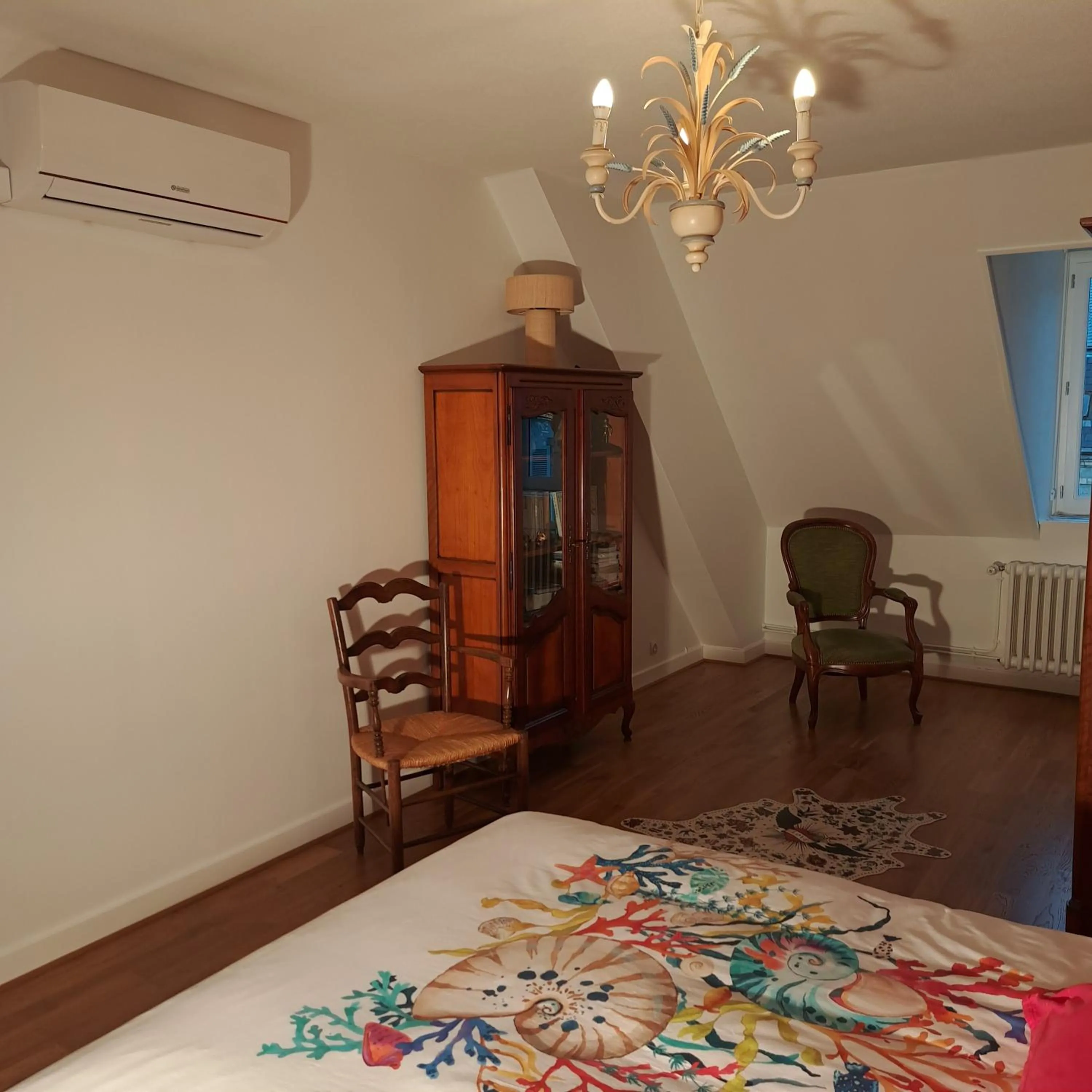 Bedroom, Bed in UN AIR MOULINOIS