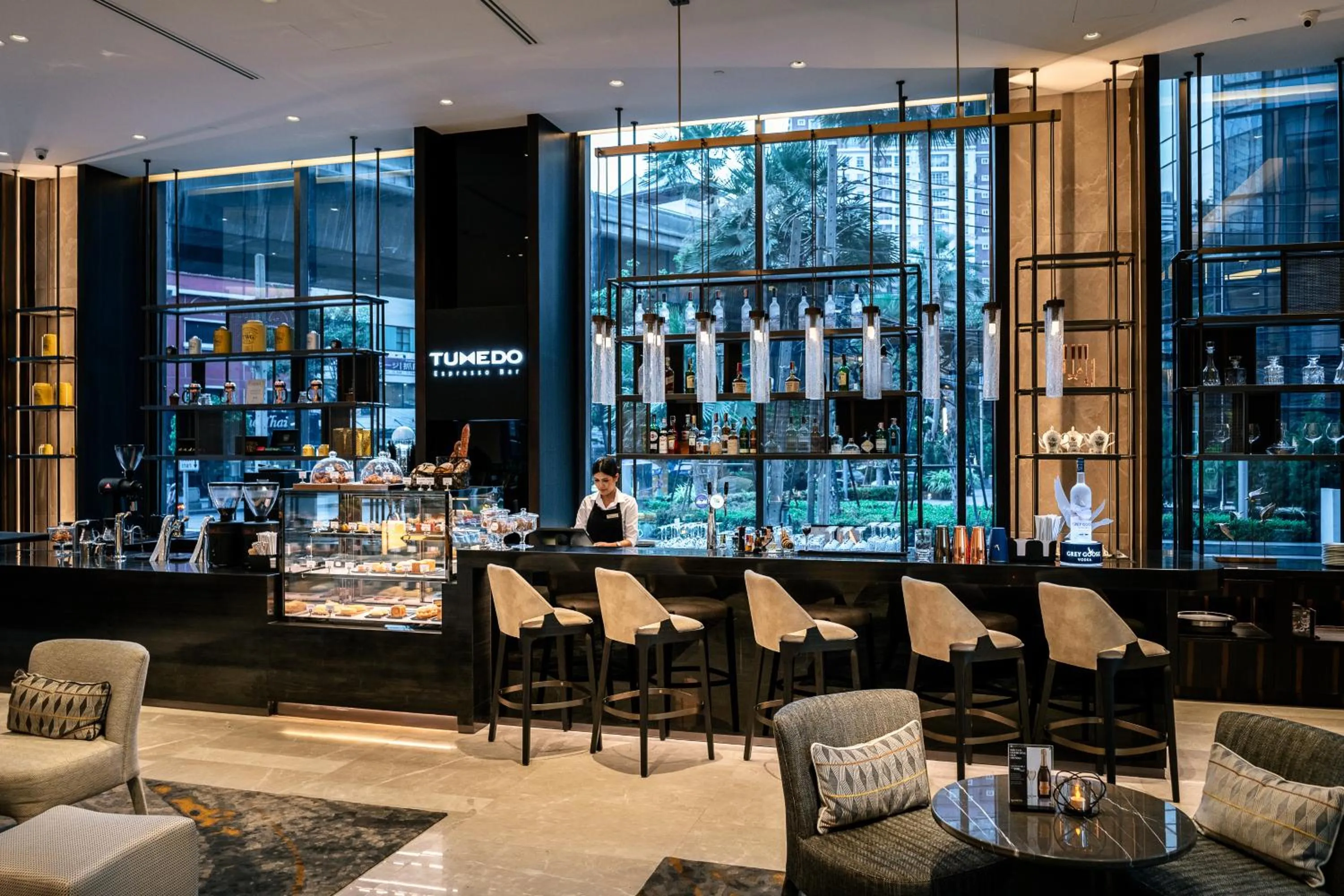 Lounge or bar in Carlton Hotel Bangkok Sukhumvit