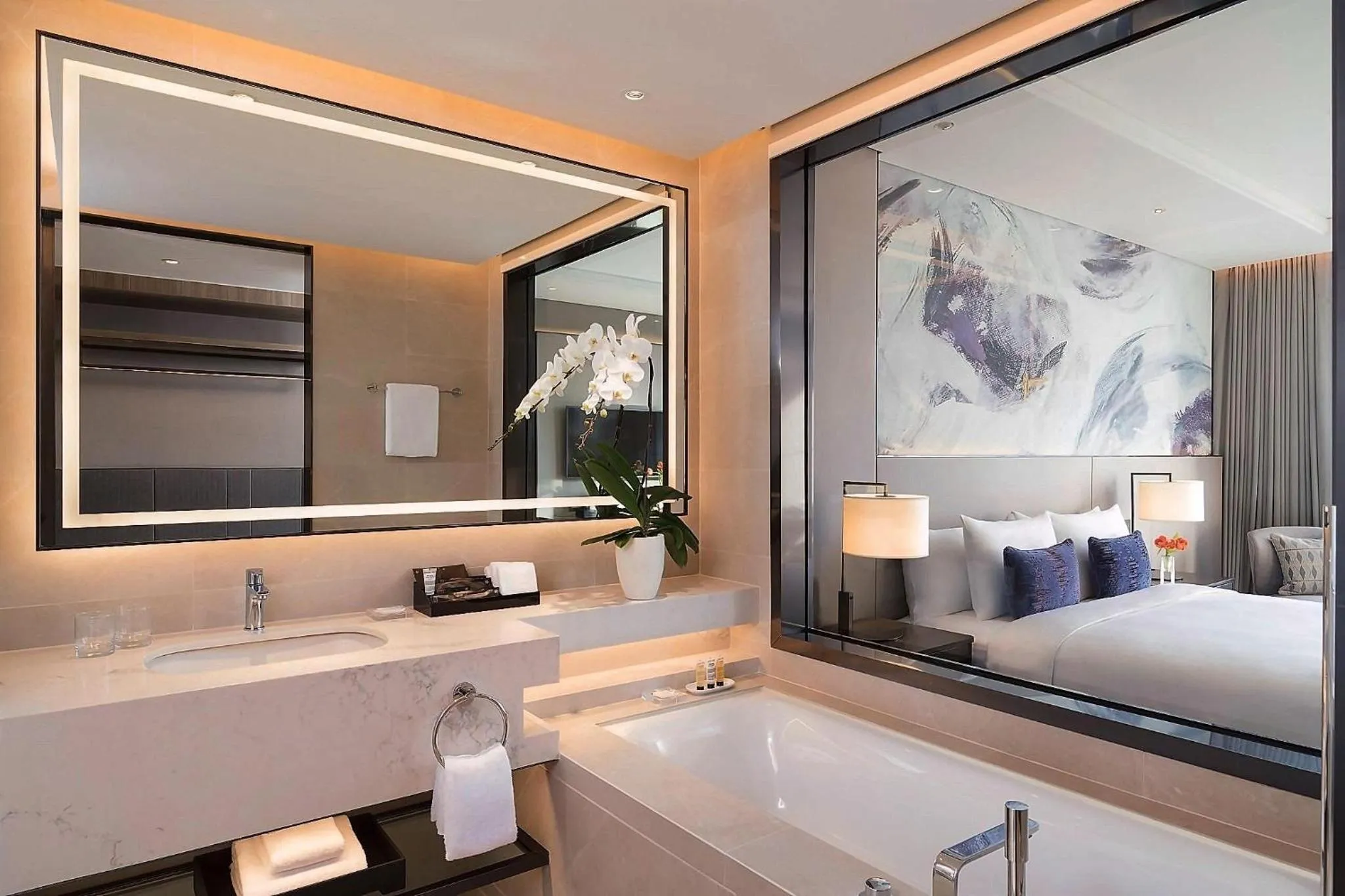 Bathroom, Bed in Carlton Hotel Bangkok Sukhumvit